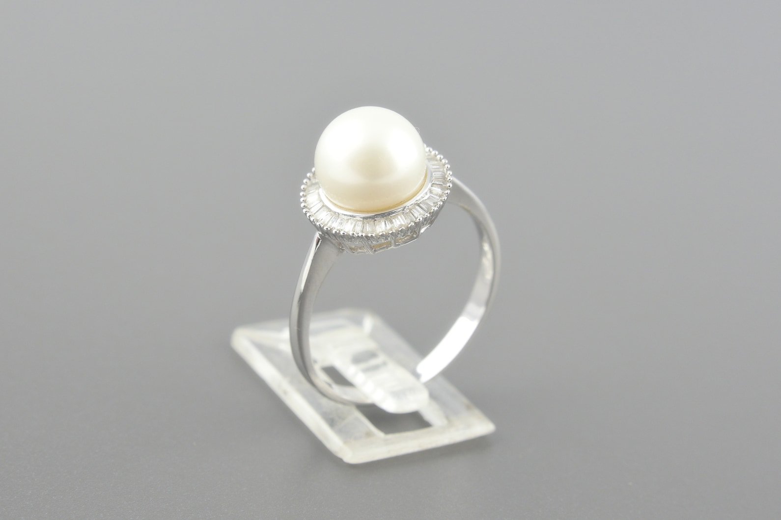 Anel em Ouro Branco 18k com Pérola de 8.4mm e Diamantes