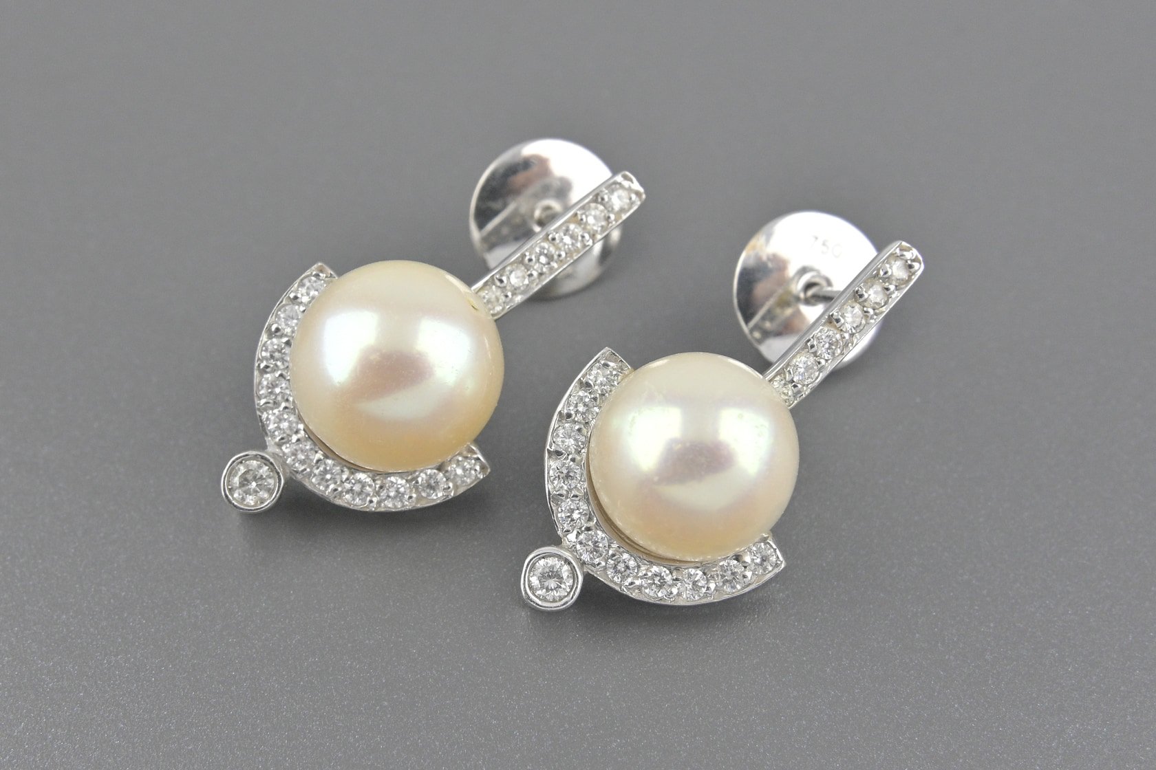 Brincos em Ouro Branco 18k com Pérolas de 10mm e Aprox. 46pts de Brilhantes