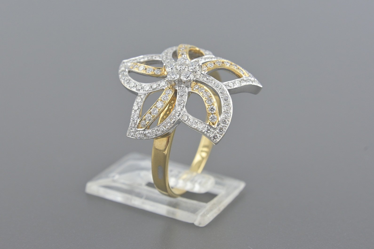 Anel Flor em Ouro Amarelo e Branco 18k com Aprox. 86pts de Brilhantes