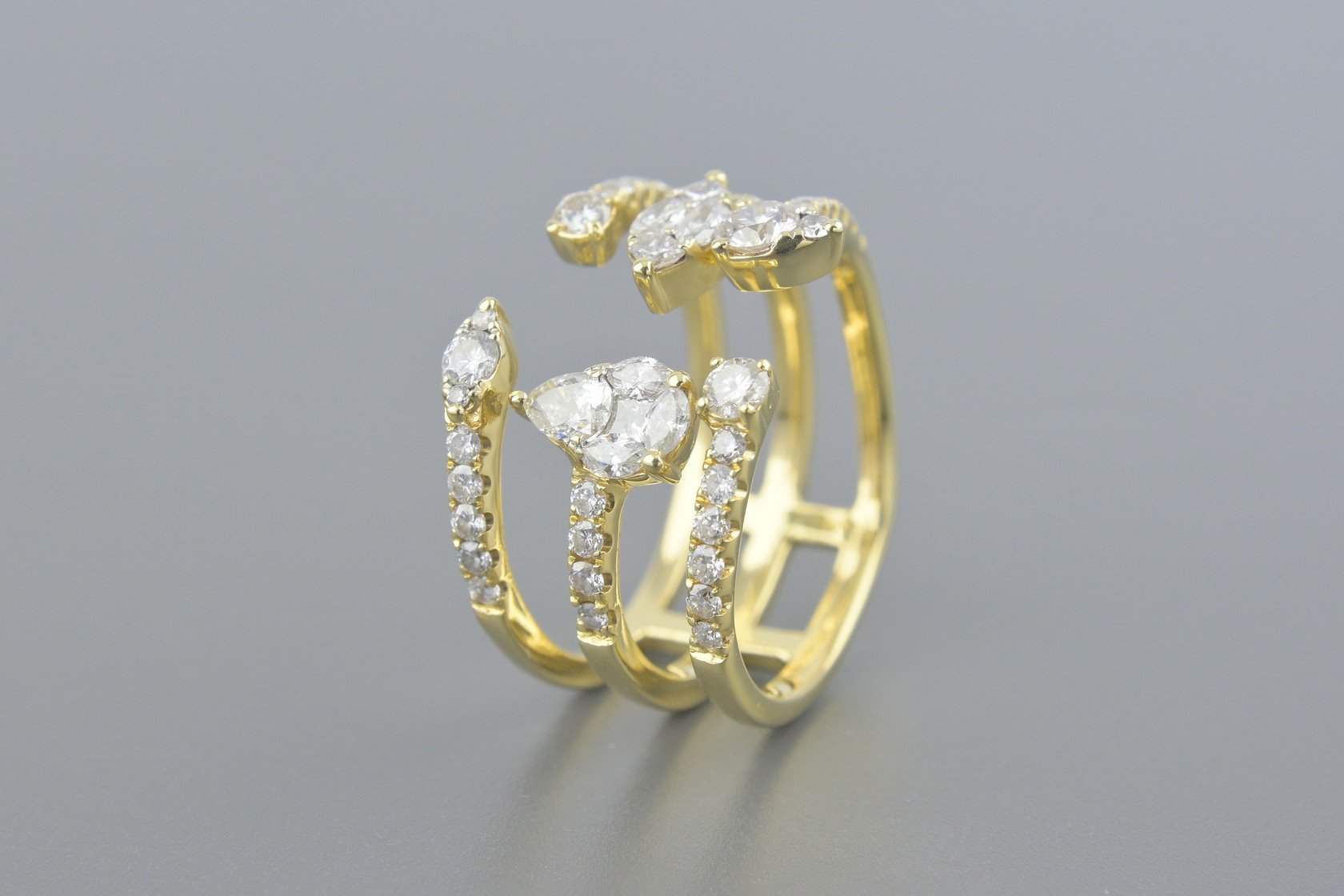 Anel em Ouro Amarelo 18k com Aprox. 1.0ct de Diamantes