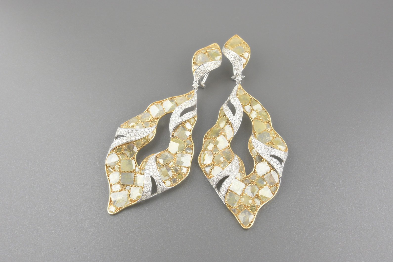 Brincos em Ouro Amarelo e Branco 18k com Diamantes Slice Cut e Aprox. 2.6ct de Brilhantes