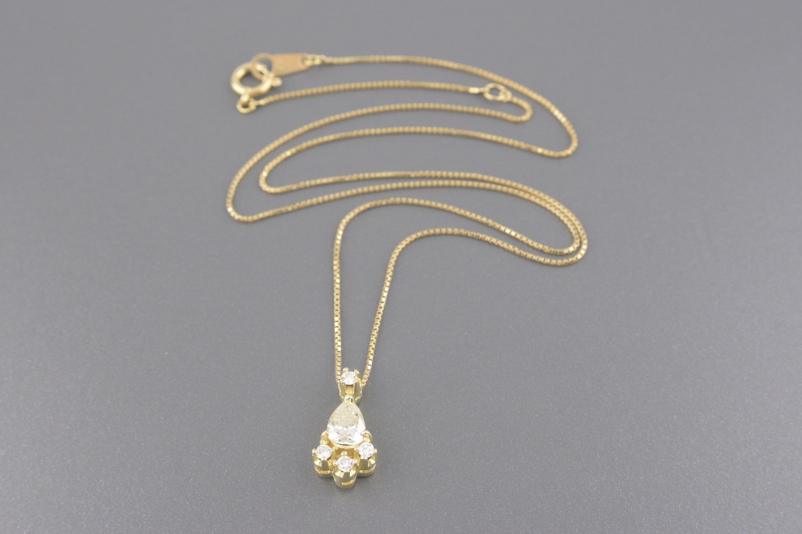 Colar em Ouro Amarelo 18k com Aprox. 80pts de Diamantes (Lap. Gota de Aprox. 68pts)
