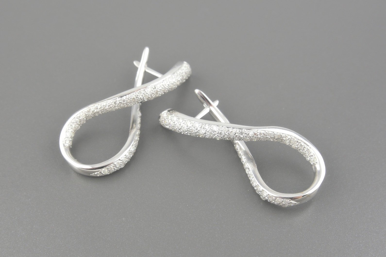 Brincos em Ouro Branco 18k com Aprox. 1.46ct de Brilhantes