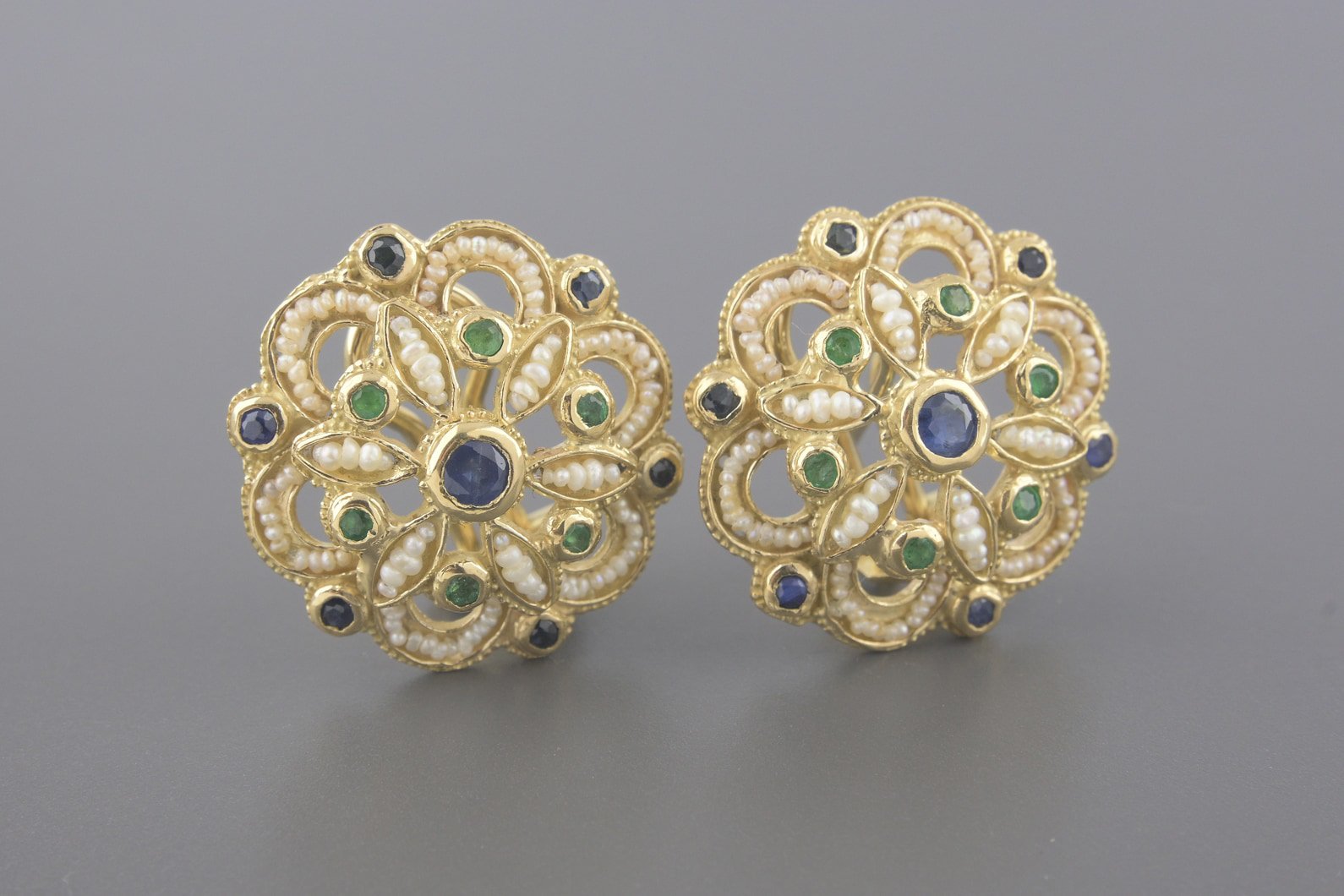 Brincos em Ouro Amarelo 18k com Micropérolas, Esmeraldas de 1.7mm e Safiras (Maior de 3.2mm)