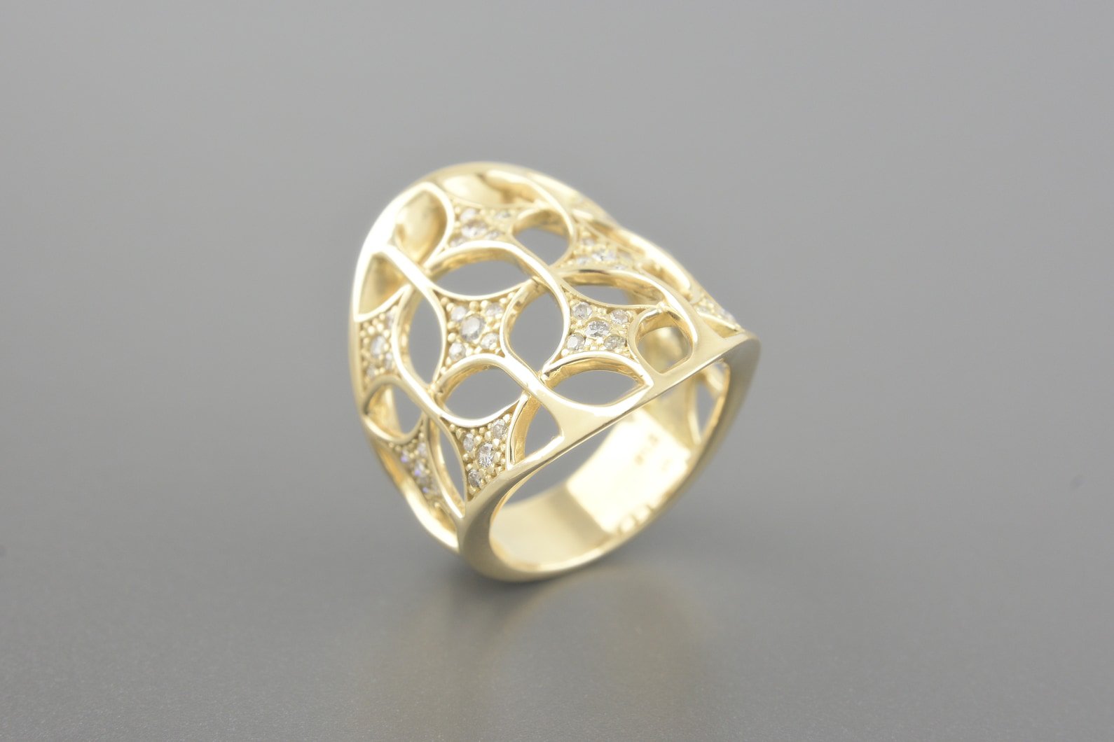 Anel em Ouro Amarelo 18k com Aprox. 28pts de Brilhantes