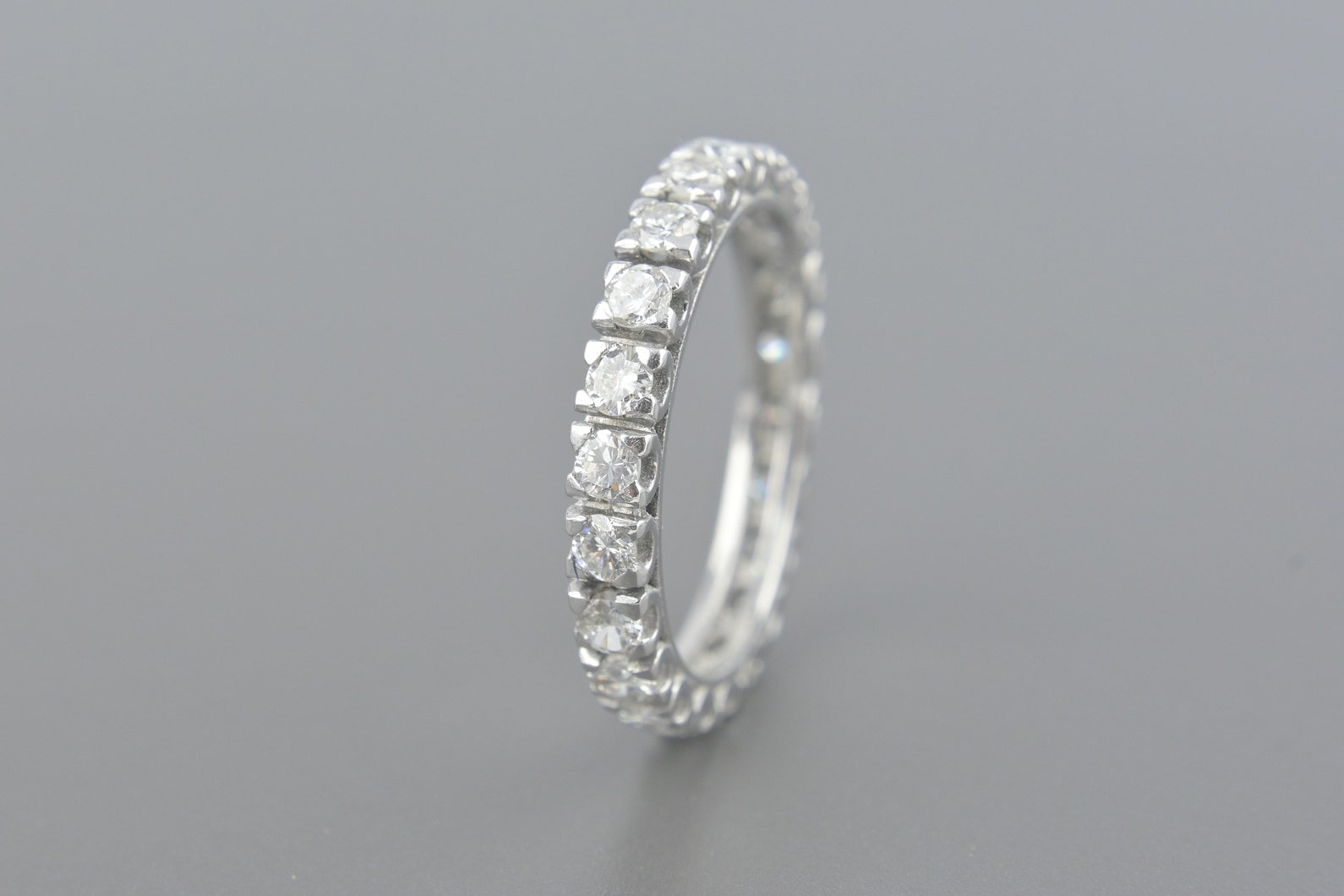 Aliança Inteira em Ouro Branco 18k com Aprox. 1.32cts de Brilhantes