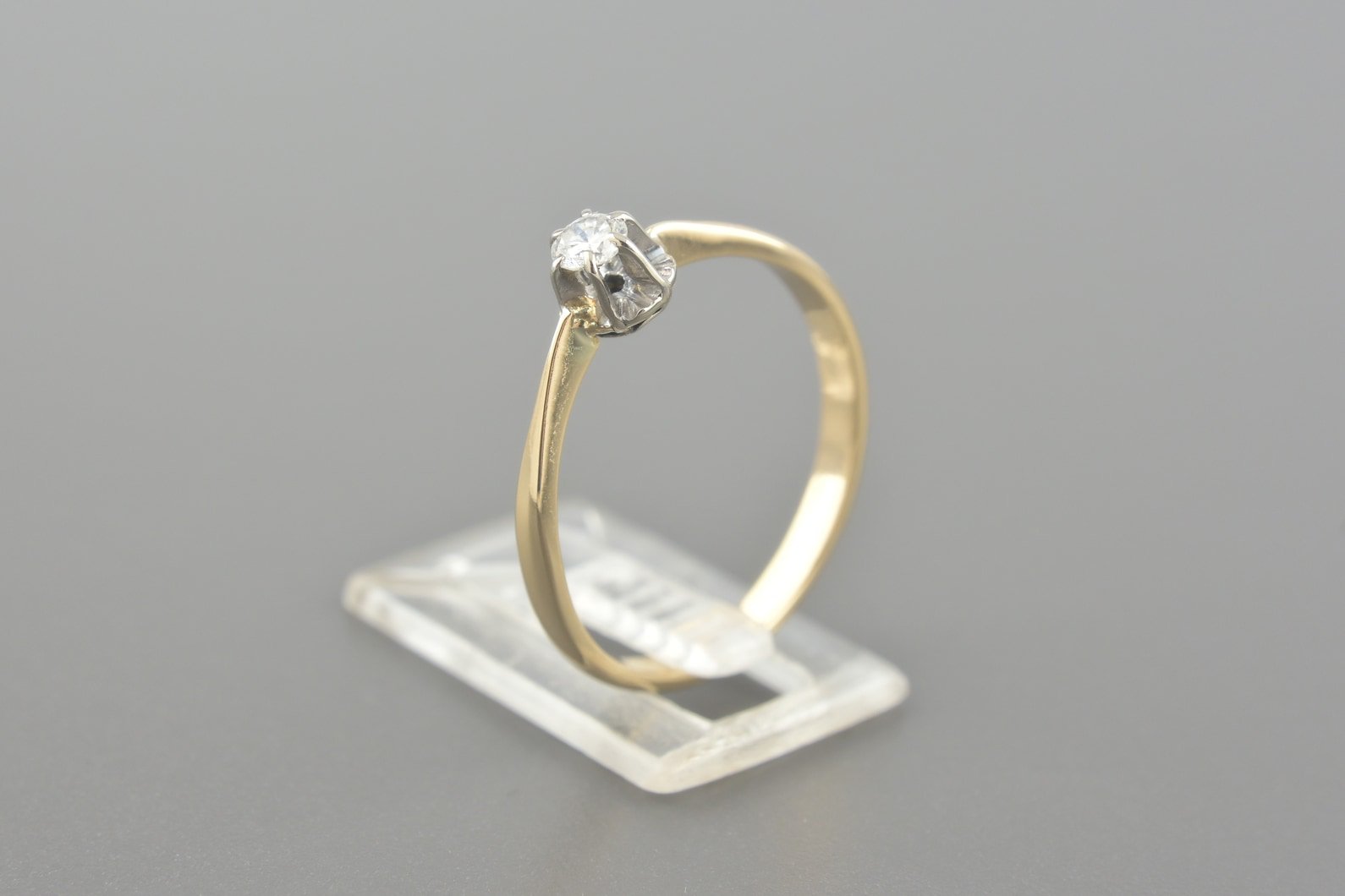 Anel Solitário em Ouro 14k com Brilhante de Aprox. 12pts