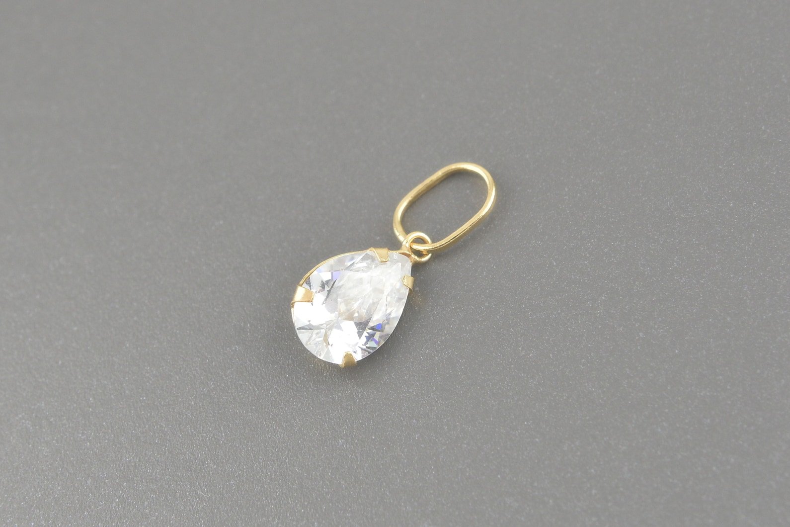 Pingente Gota em Ouro Amarelo 18k com Zirconia