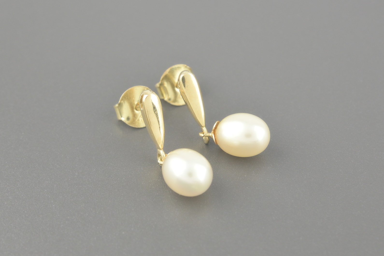 Brincos em Ouro Amarelo 18k com Pérolas de ~7x6mm
