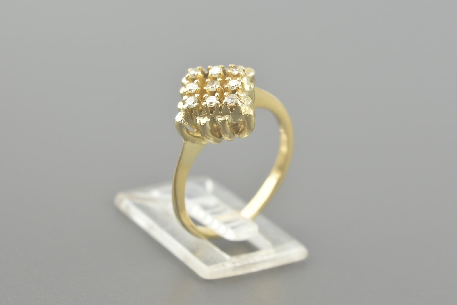 Anel em Ouro Amarelo 18k com Aprox. 9pts de Brilhantes
