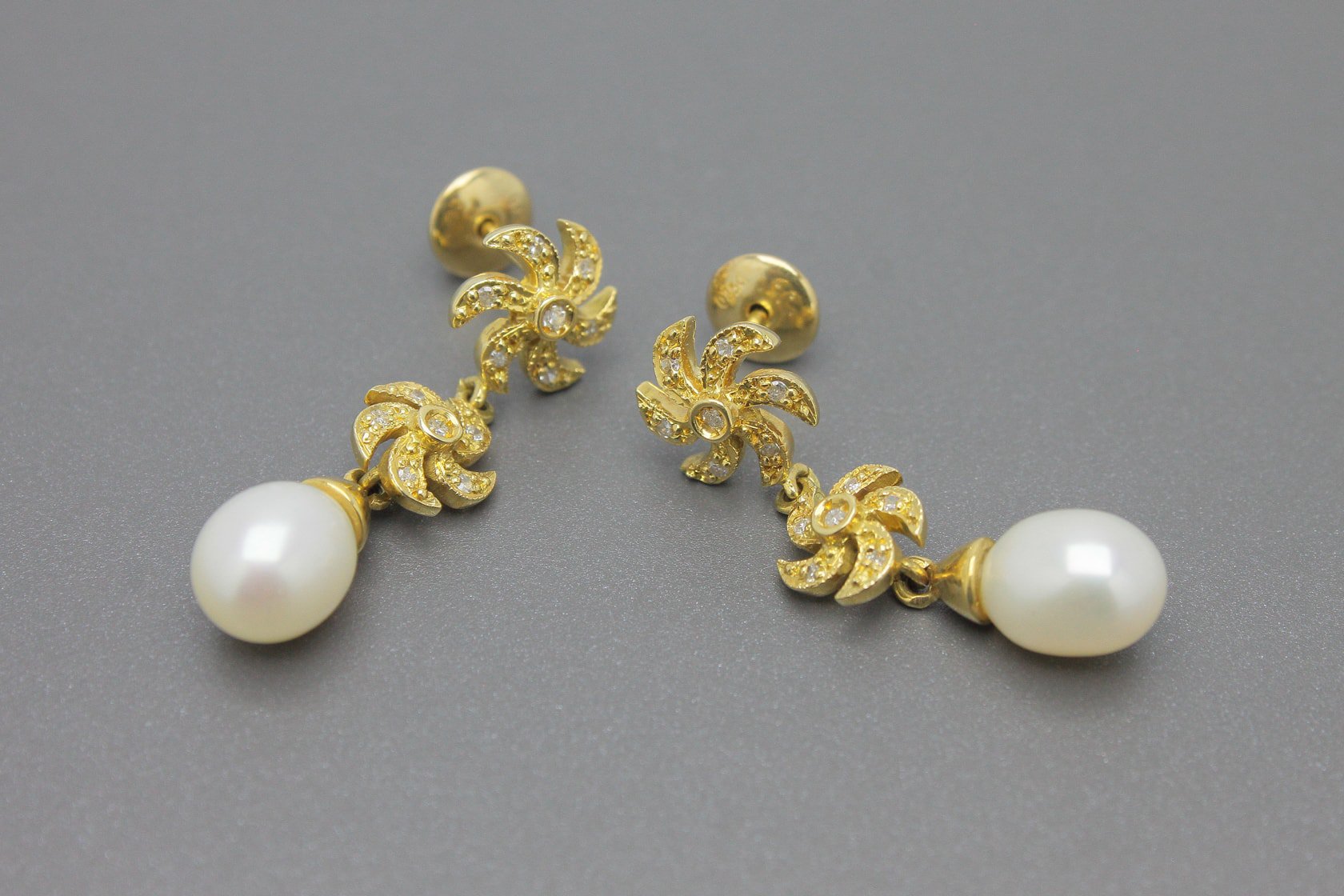 Brincos em Ouro Amarelo 18k com Pérolas de 7x8mm e Aprox. 6pts de Brilhantes