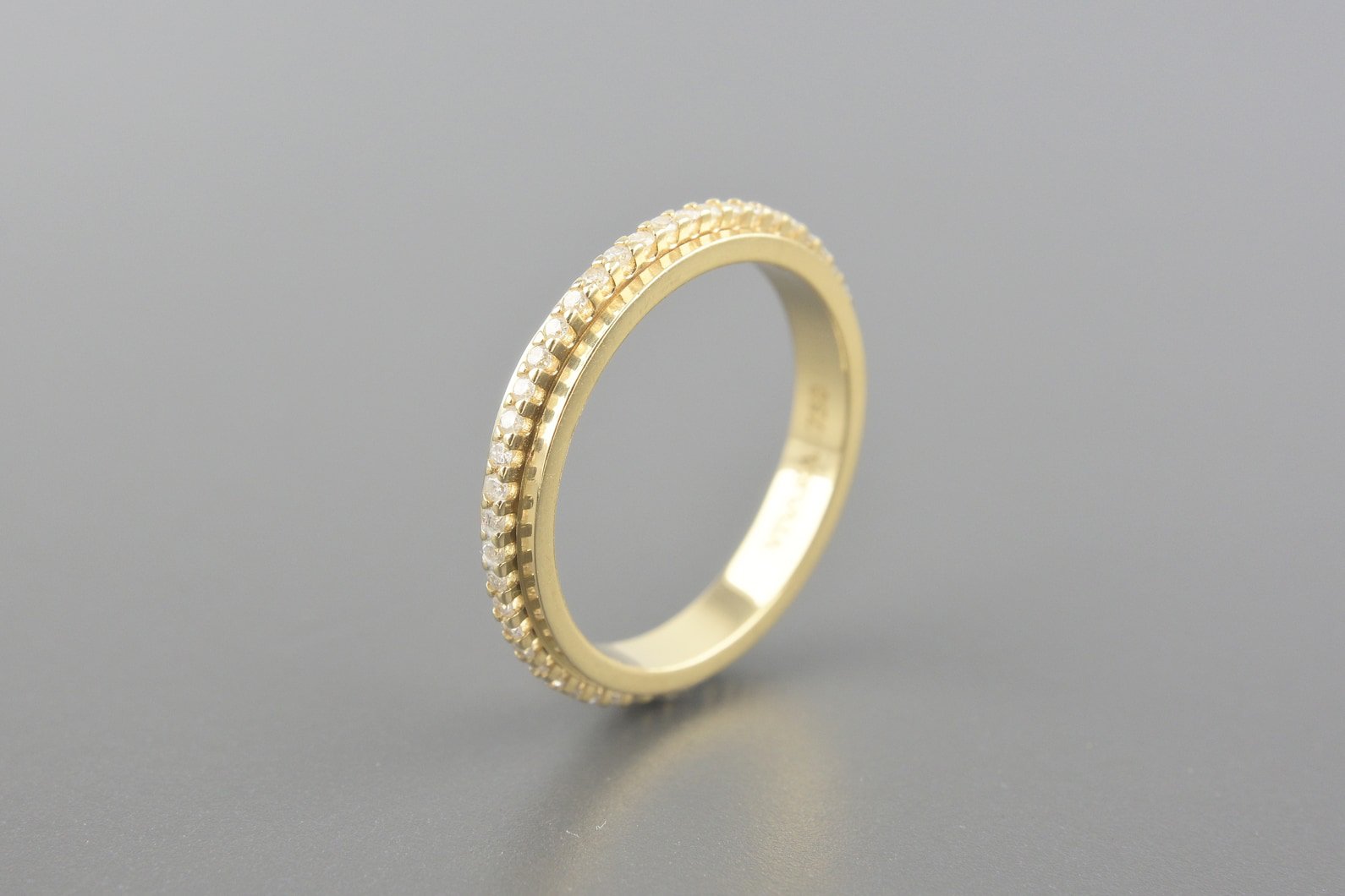 Aliança Inteira em Ouro Amarelo 18k com Aprox. 40pts de Brilhantes