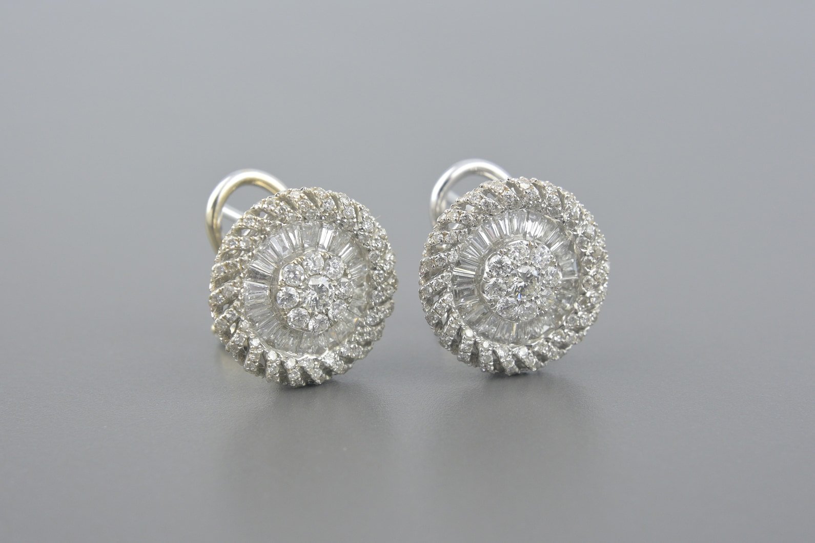 Brincos Pizza em Ouro Branco 18k com Aprox. 2.68cts de Diamantes
