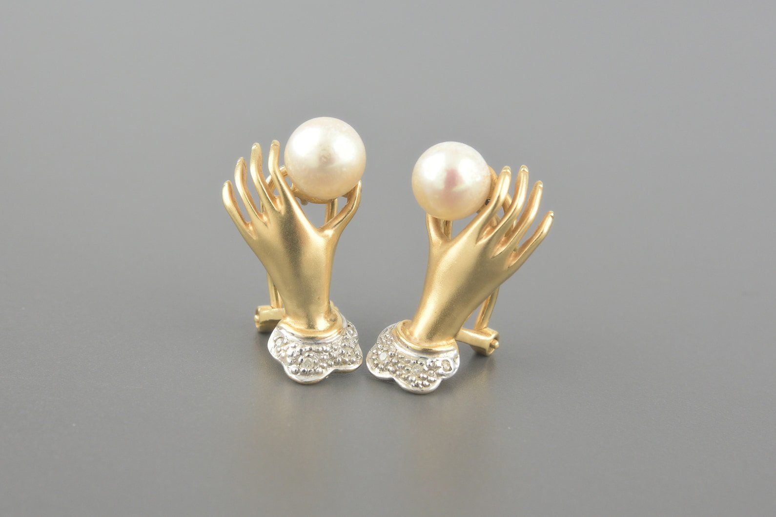 Brincos Mão em Ouro Amarelo 18k com Pérolas de 6.5mm e Aprox. 8pts de Brilhantes