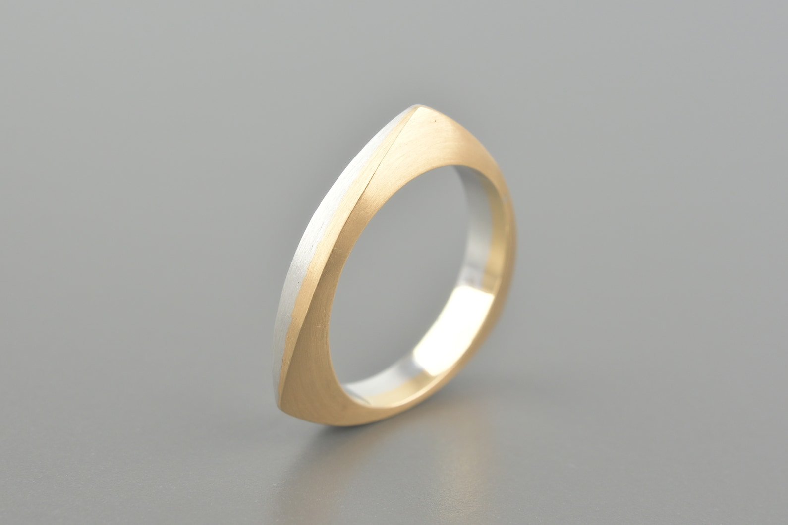 Anel Triangular em Ouro Branco e Rose 18k