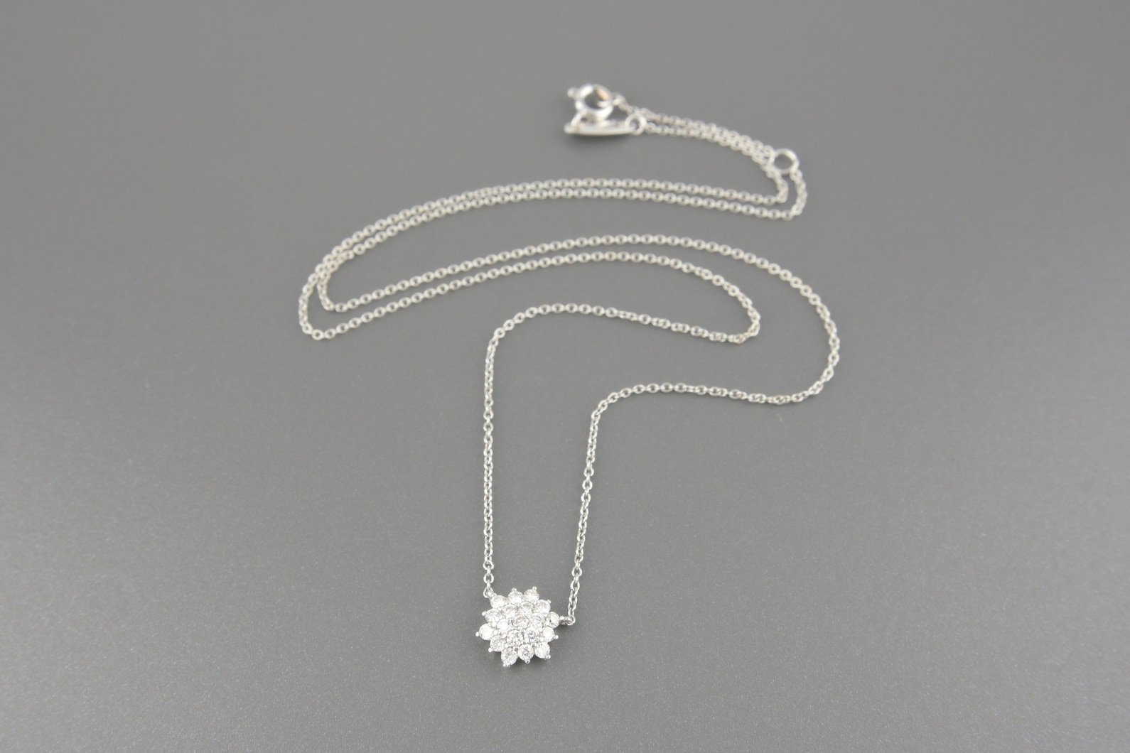 Colar em Ouro Branco 18k com Aprox. 19pts de Brilhantes