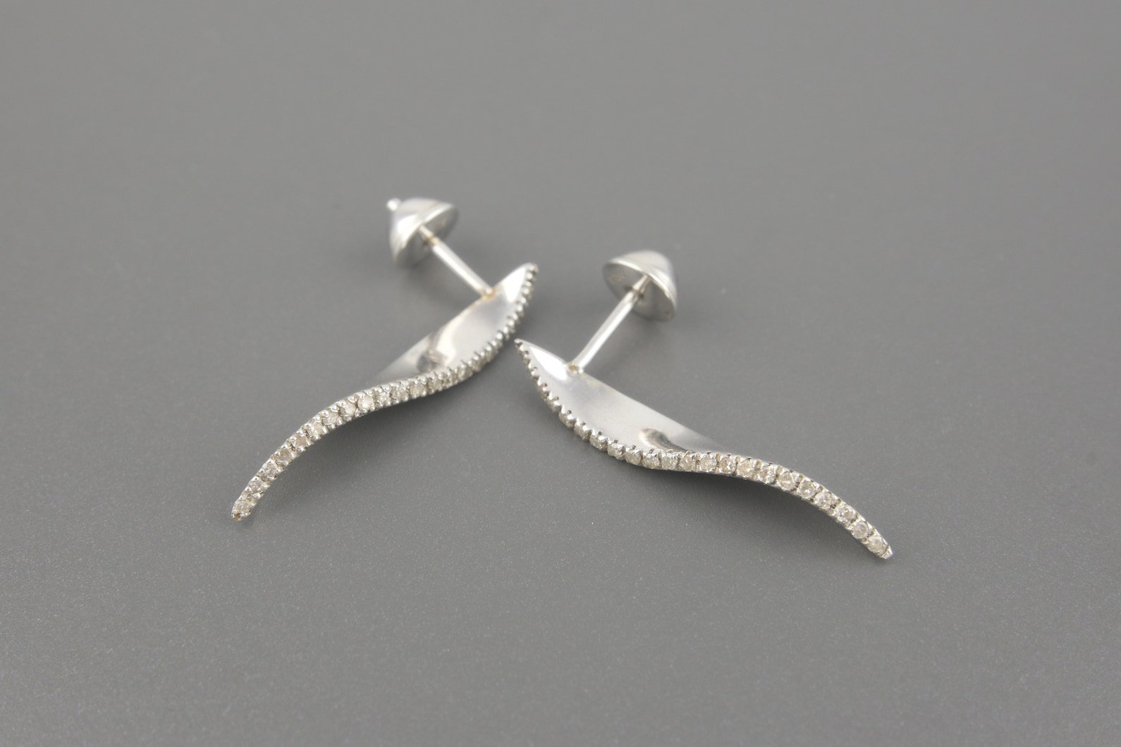 Brincos em Ouro Branco 18k com Aprox. 33pts de Brilhantes
