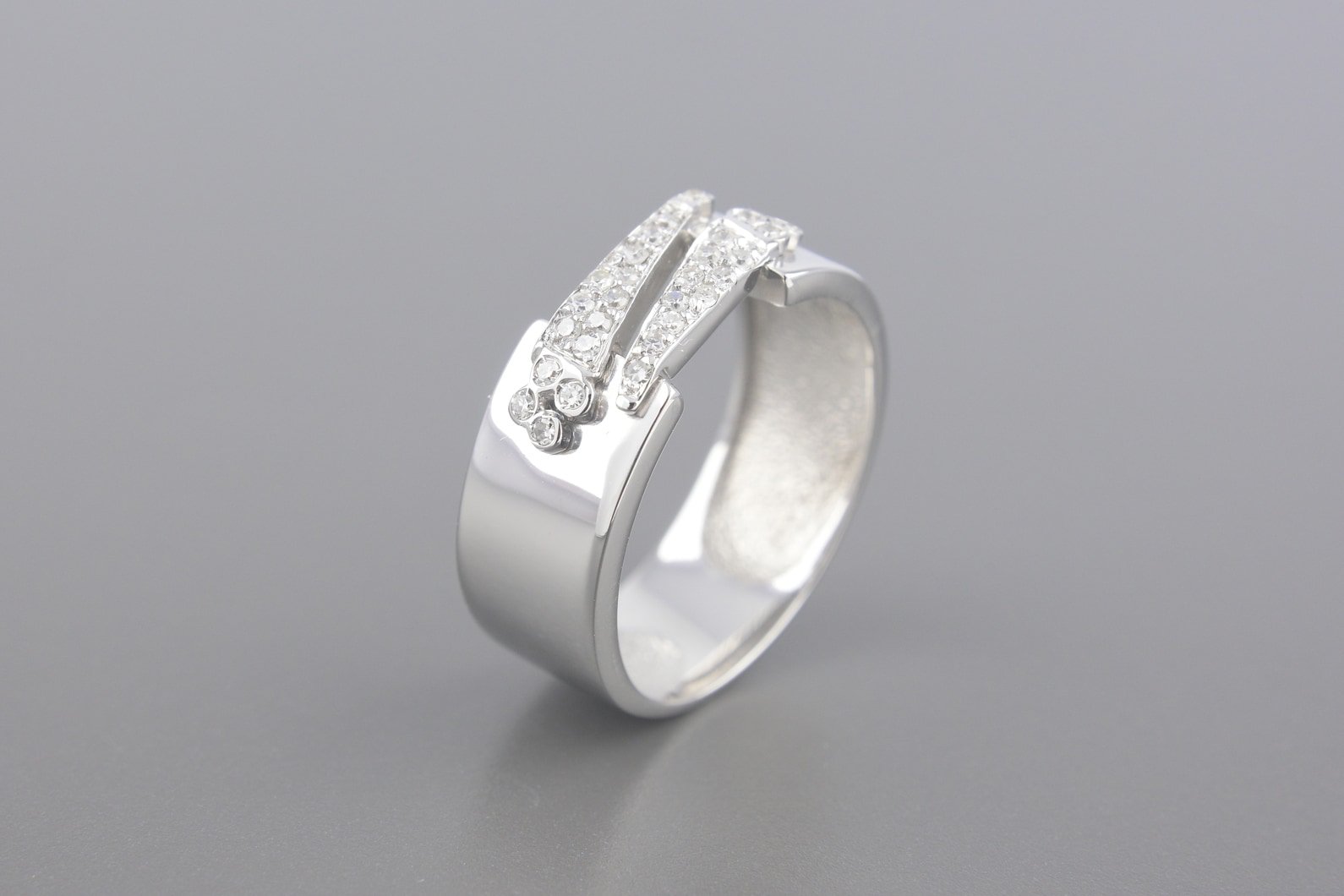 Anel em Ouro Branco 18k com Aprox. 30pts de Brilhantes