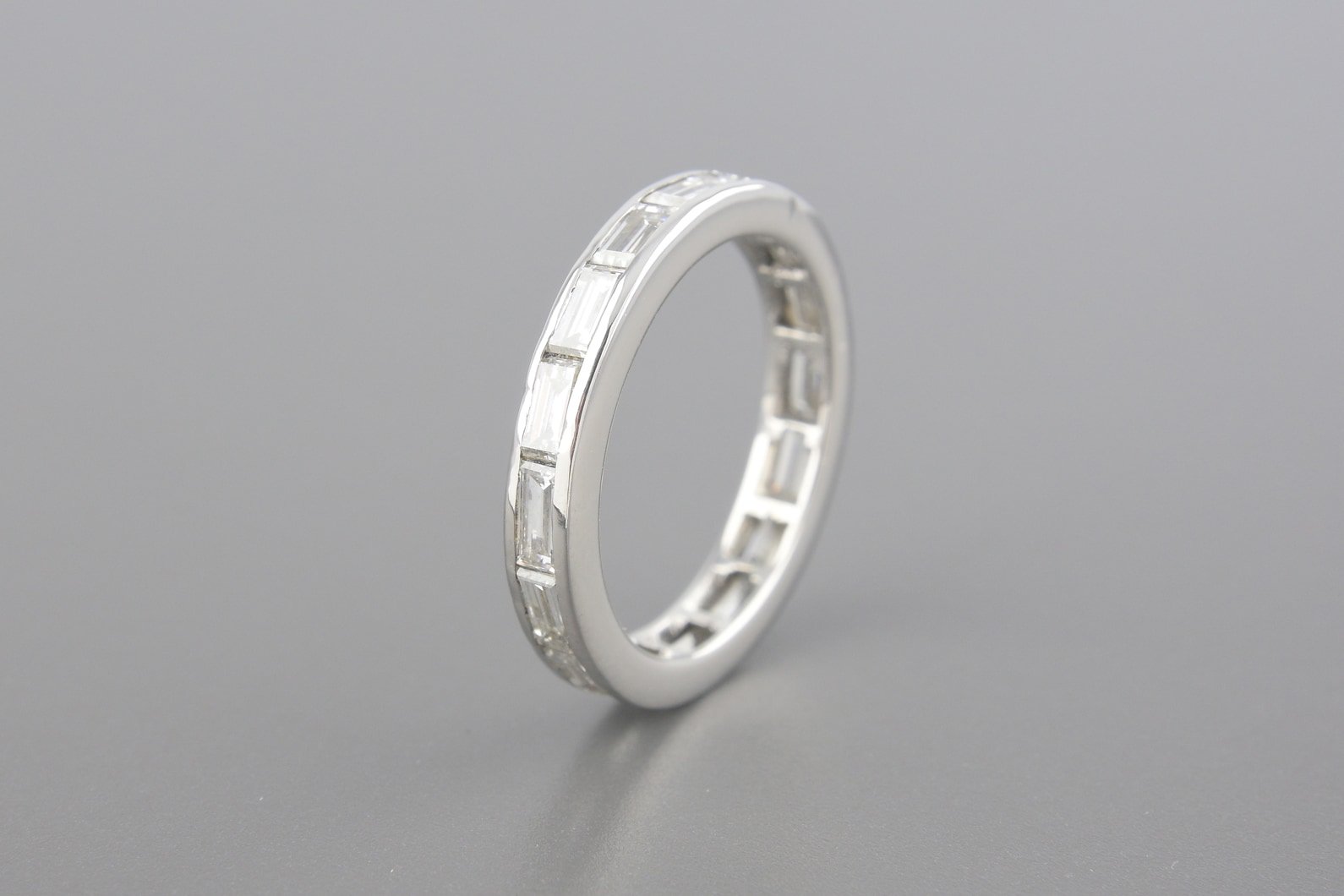 Aliança em Ouro Branco 18k com Aprox. 1.92ct de Diamantes Baguette