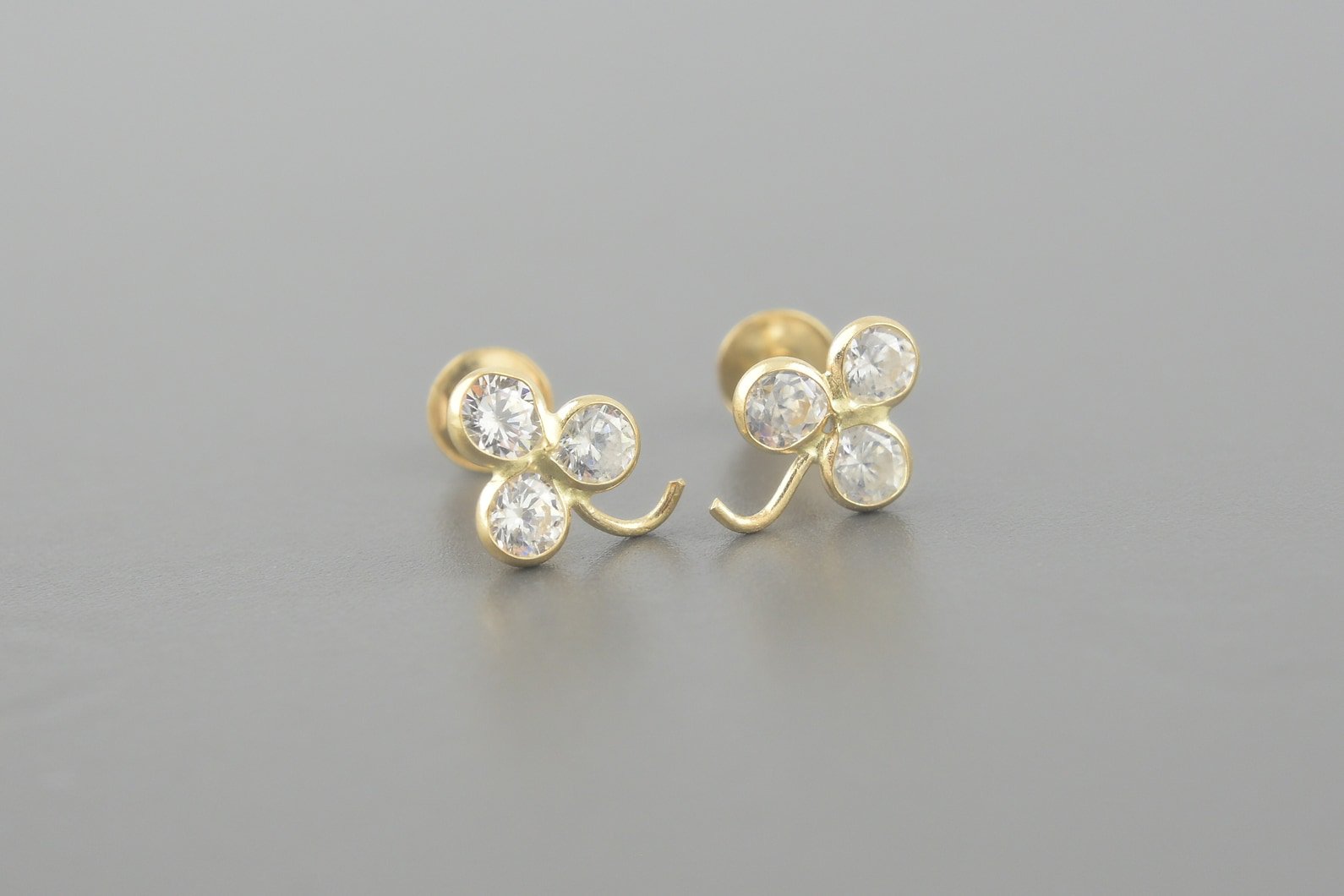 Brincos Trevo Infantil em Ouro Amarelo 18k com Zirconias