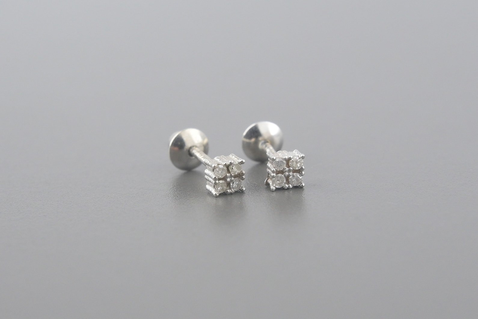 Brincos Infantil em Ouro Branco 18k com Aprox. 4pts de Brilhantes