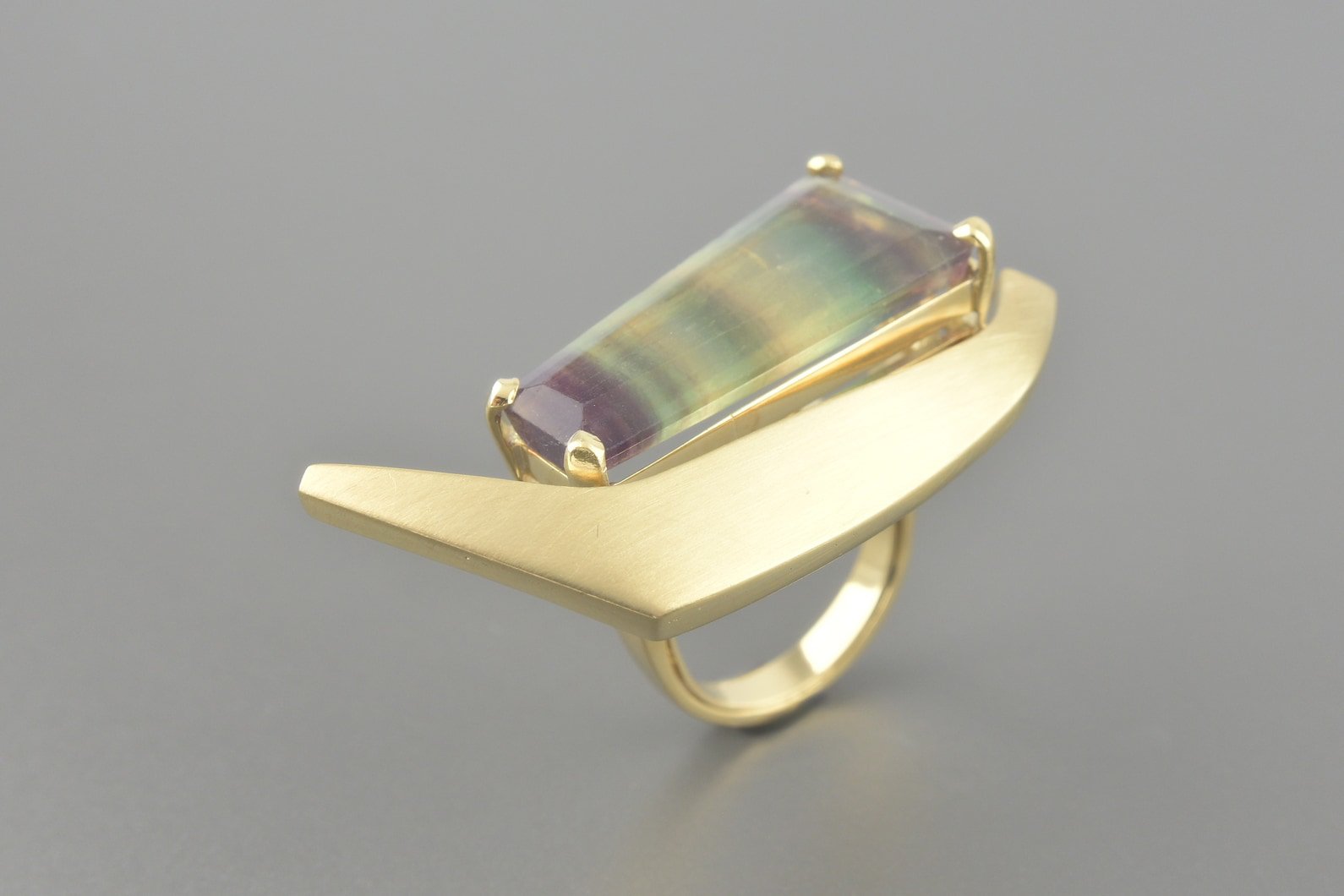 Anel em Ouro Amarelo 18k com Fluorita Trapézio de 26x12mm