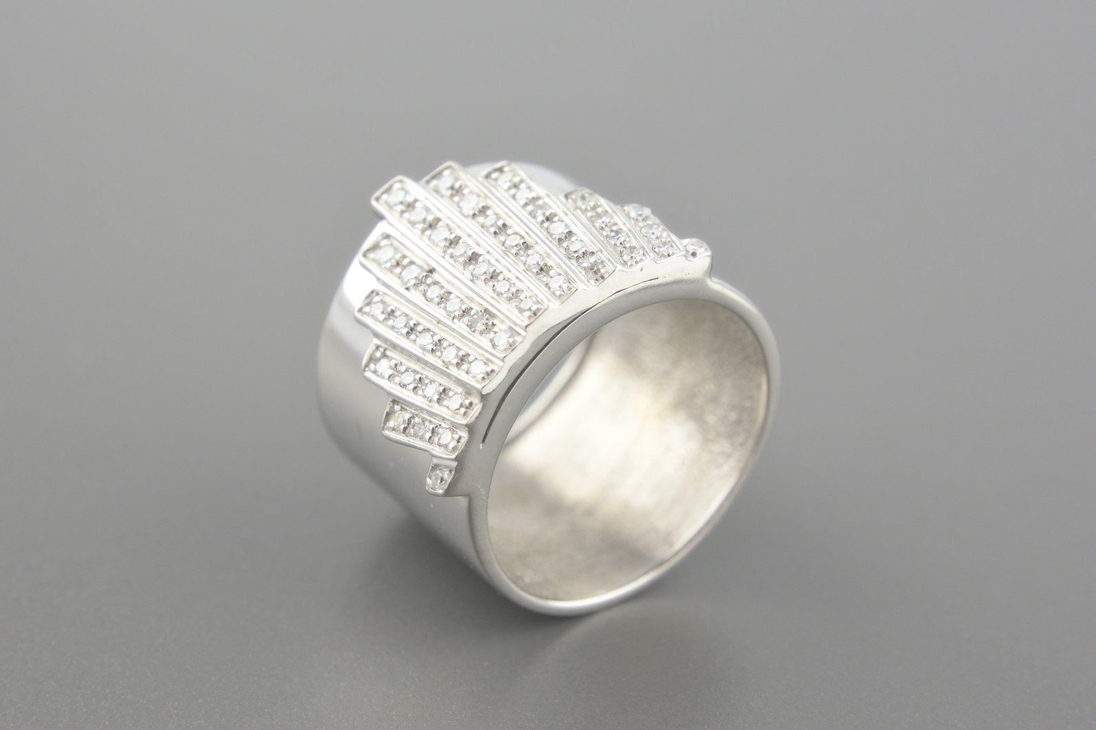 Anel em Ouro Branco 18k com Aprox. 33pts de Brilhantes