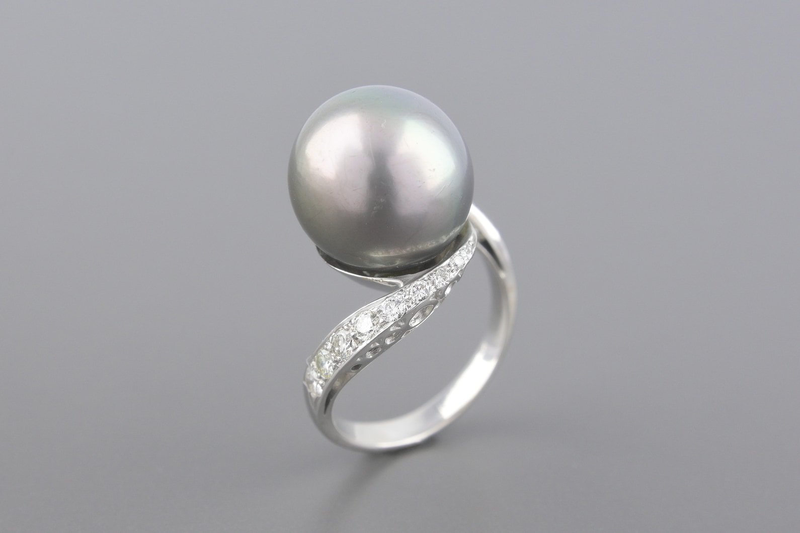 Anel em Ouro Branco 18k com Pérola Negra de 14mm e Aprox. 64pts de Brilhantes
