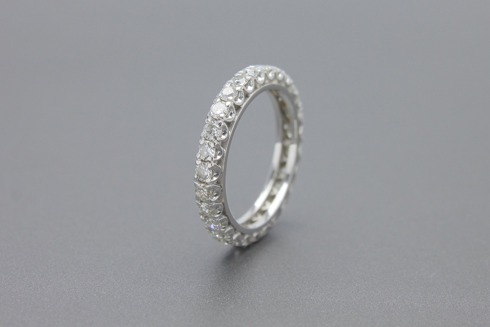 Aliança em ouro branco 18k com brilhantes aprox. 1,10ct kvvs2