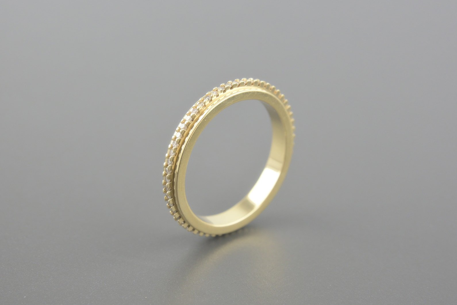 Aliança Inteira em Ouro Amarelo 18k com Aprox. 35pts de Brilhantes