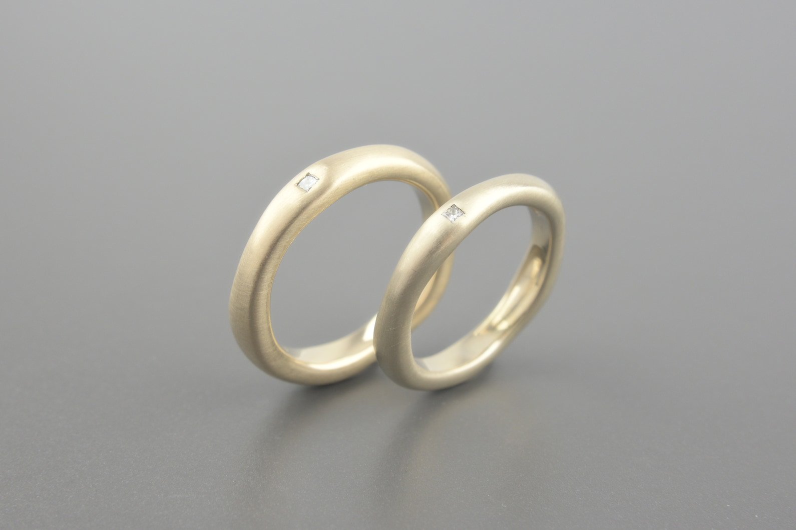 Par de Alianças em Ouro Nobre 18k com Diamantes Princess