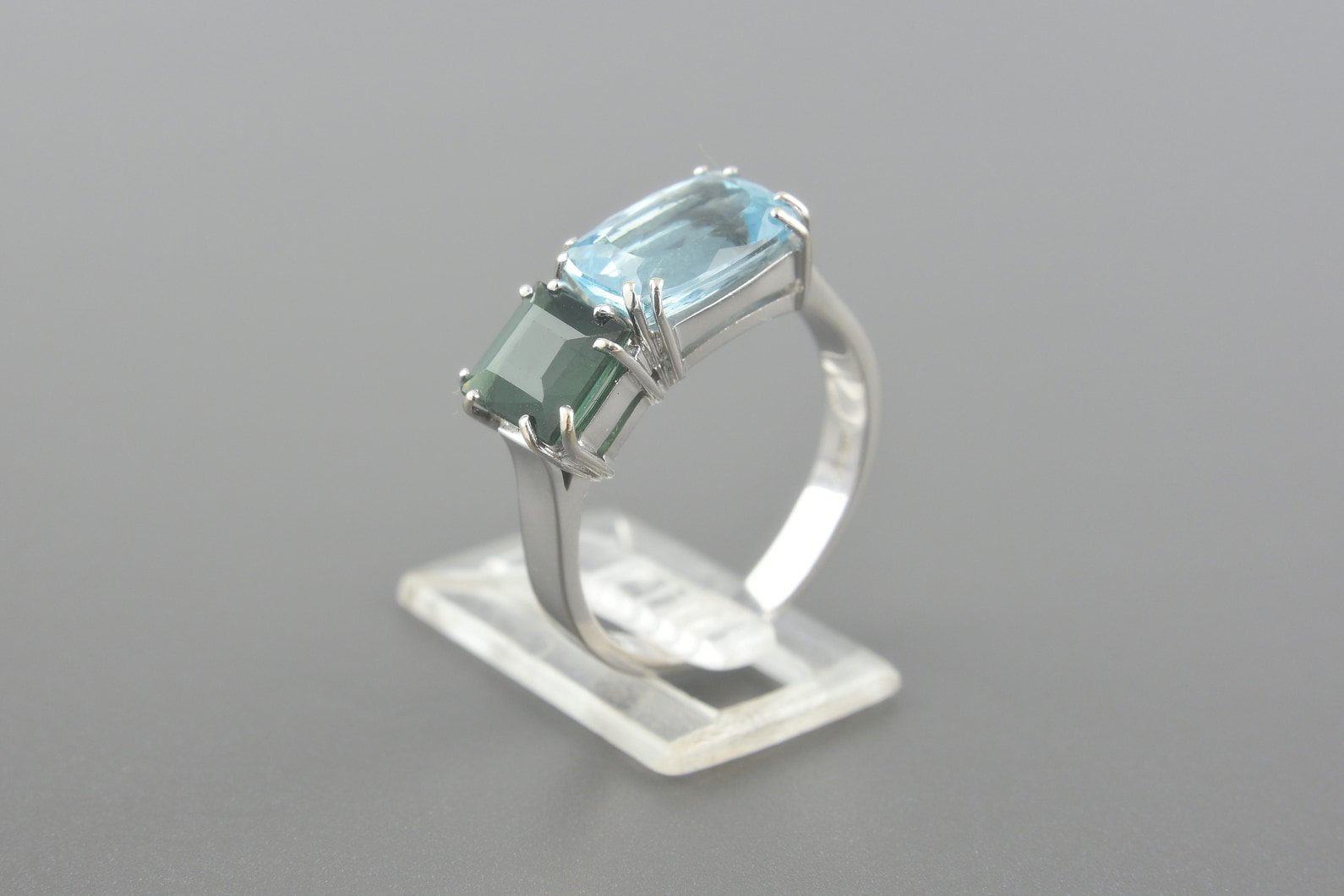 Anel em Ouro Branco 18k com Topázio de 10x7mm e Turmalina Verde de 6mm
