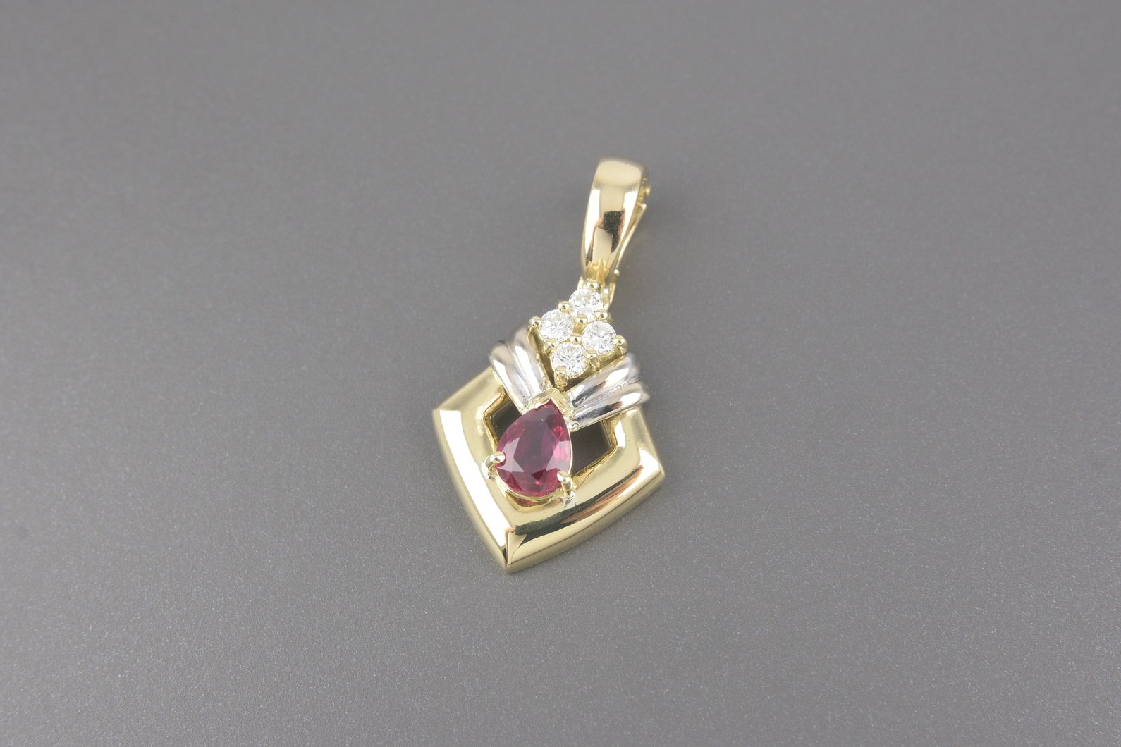 Pingente em Ouro Amarelo 18k com Rubi de 6.0x4.5mm e Aprox. 12pts de Brilhantes