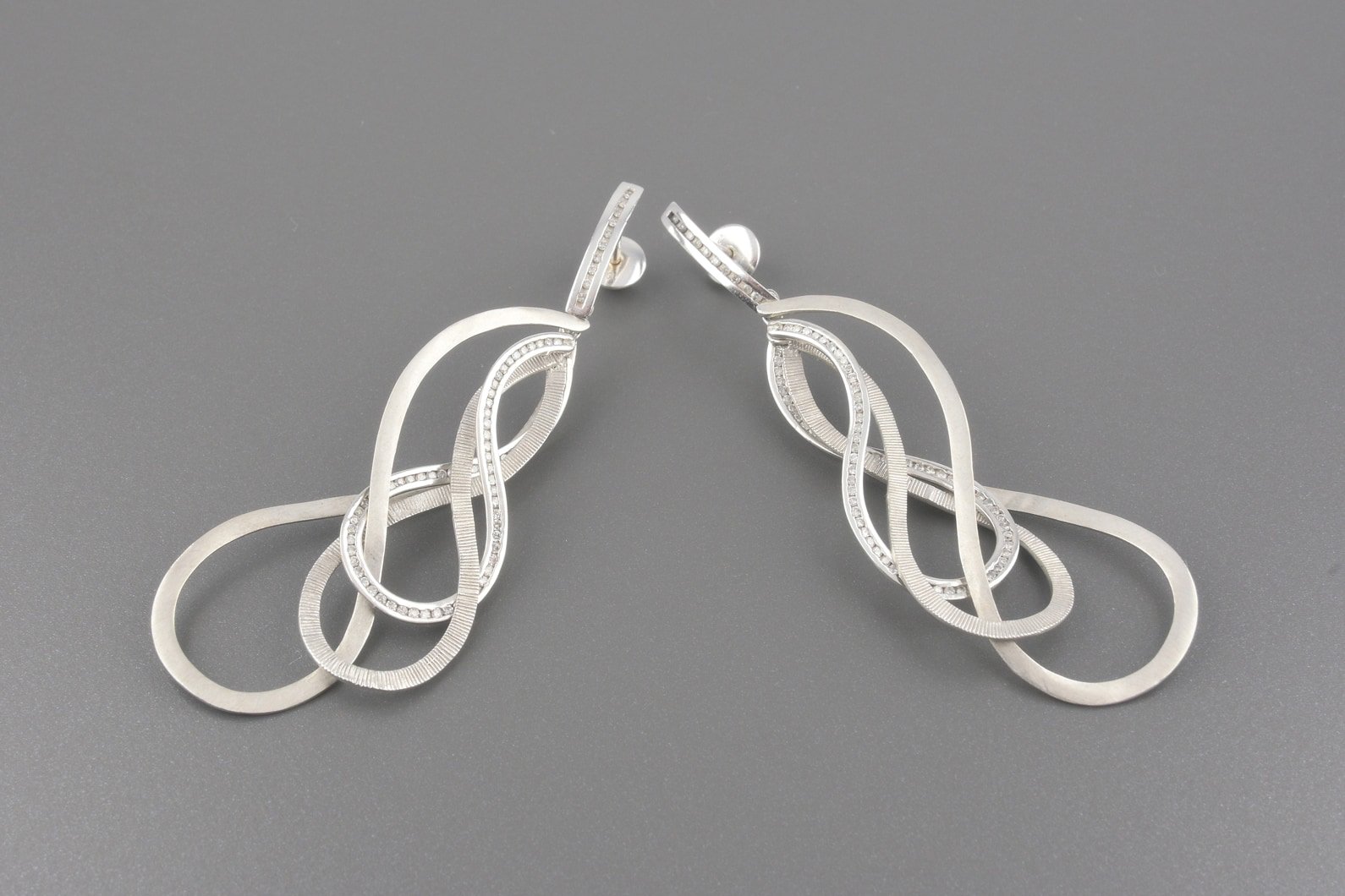 Brincos em Ouro Branco 18k com Aprox. 78pts de Brilhantes