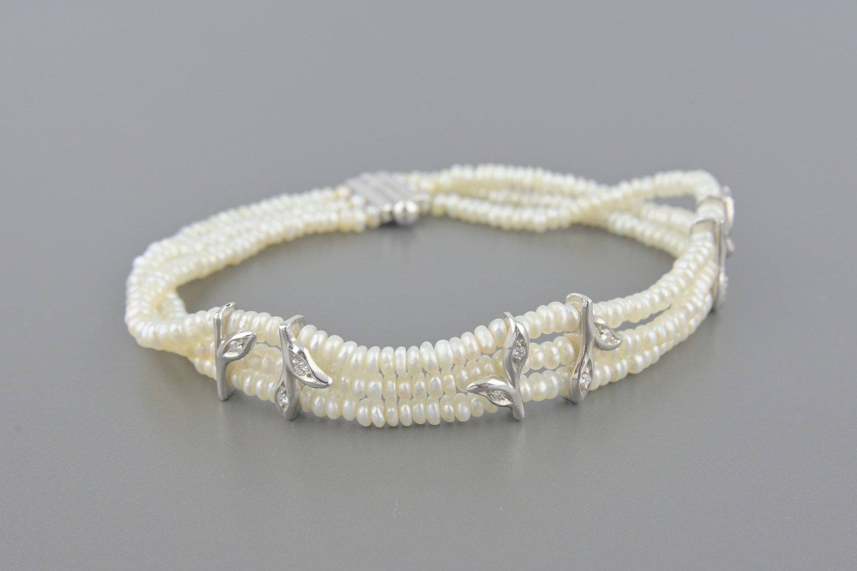 Pulseira de Pérolas com Detalhes em Ouro Branco 18k e Aprox. 10pts de Brilhantes