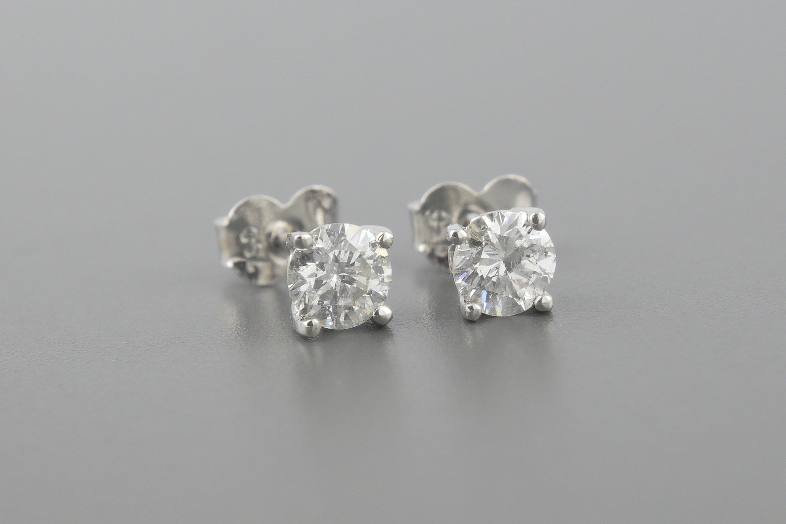 Brincos Solitários em Ouro Branco 18k com Aprox. 60pts de Brilhantes