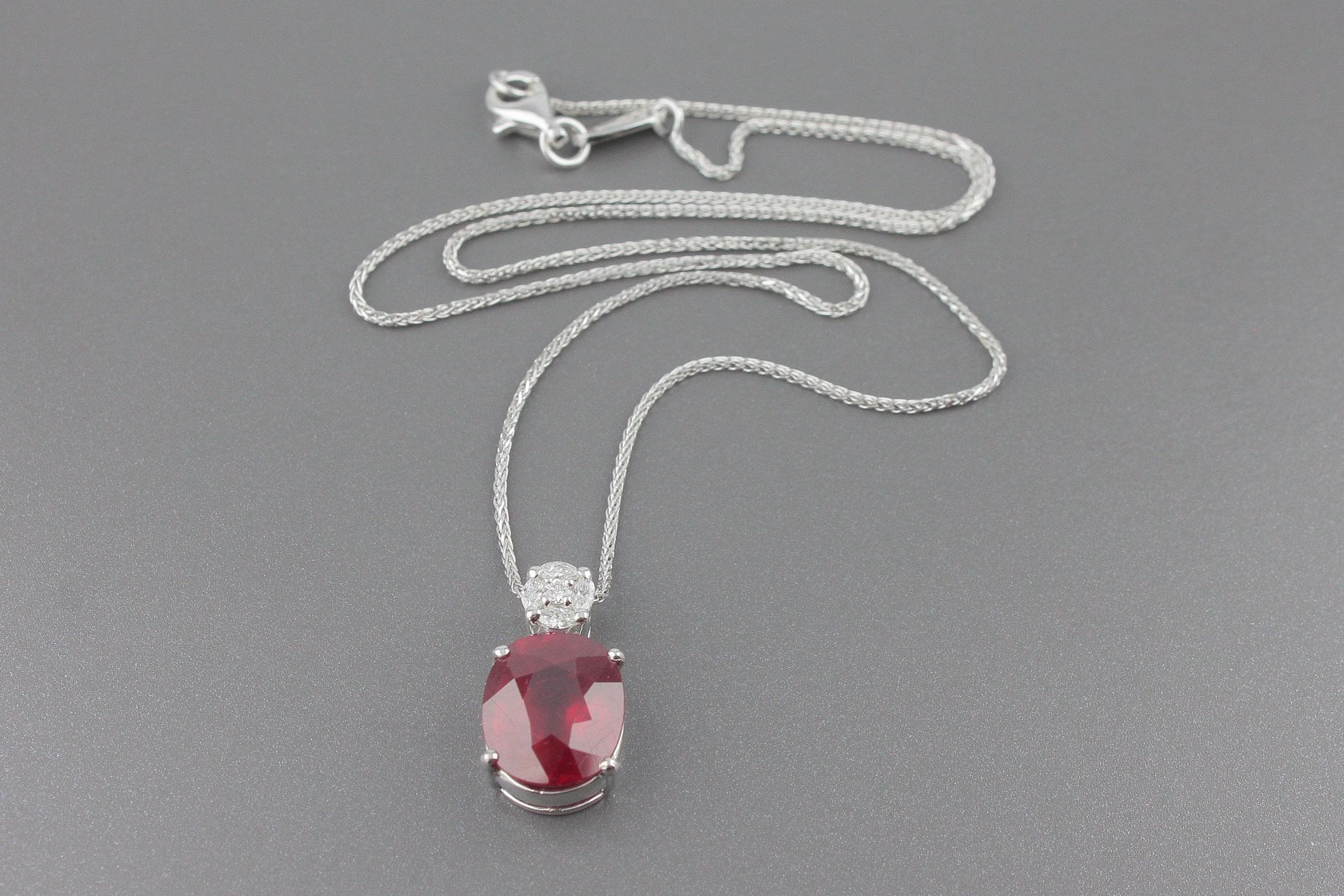 Colar em Ouro Branco 18k com Rubi de 12x10mm e Aprox. 13pts de Diamantes