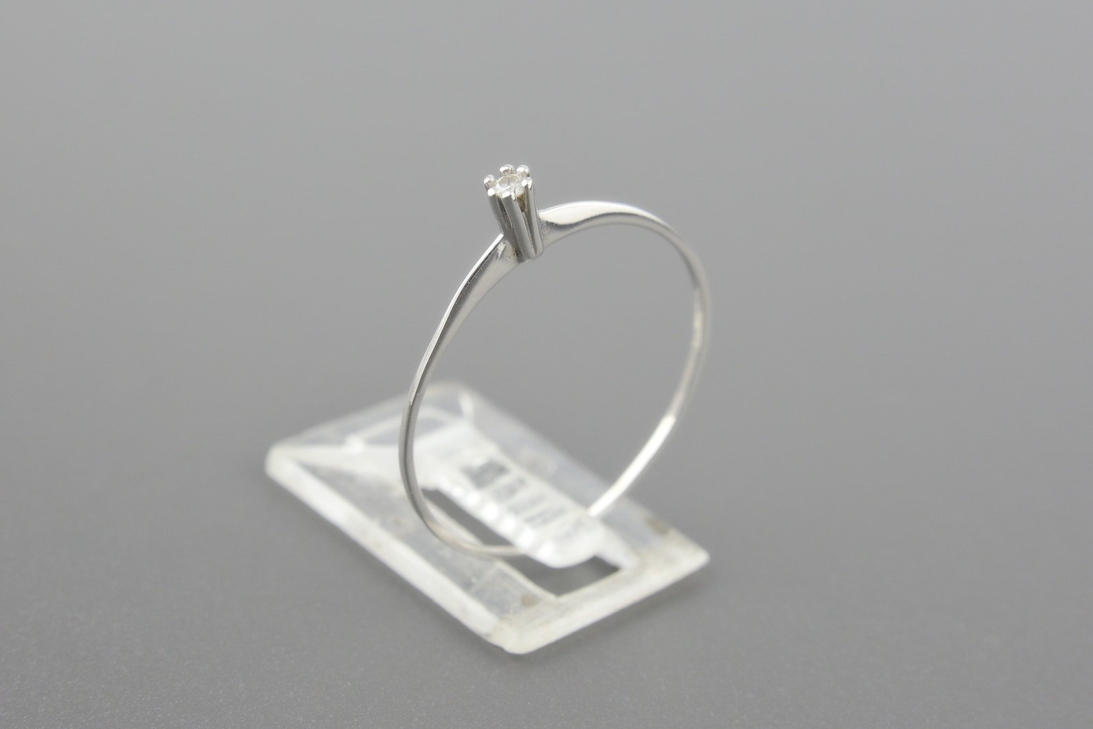 Anel Solitário em Ouro Branco 18k com Brilhante de Aprox. 1pt