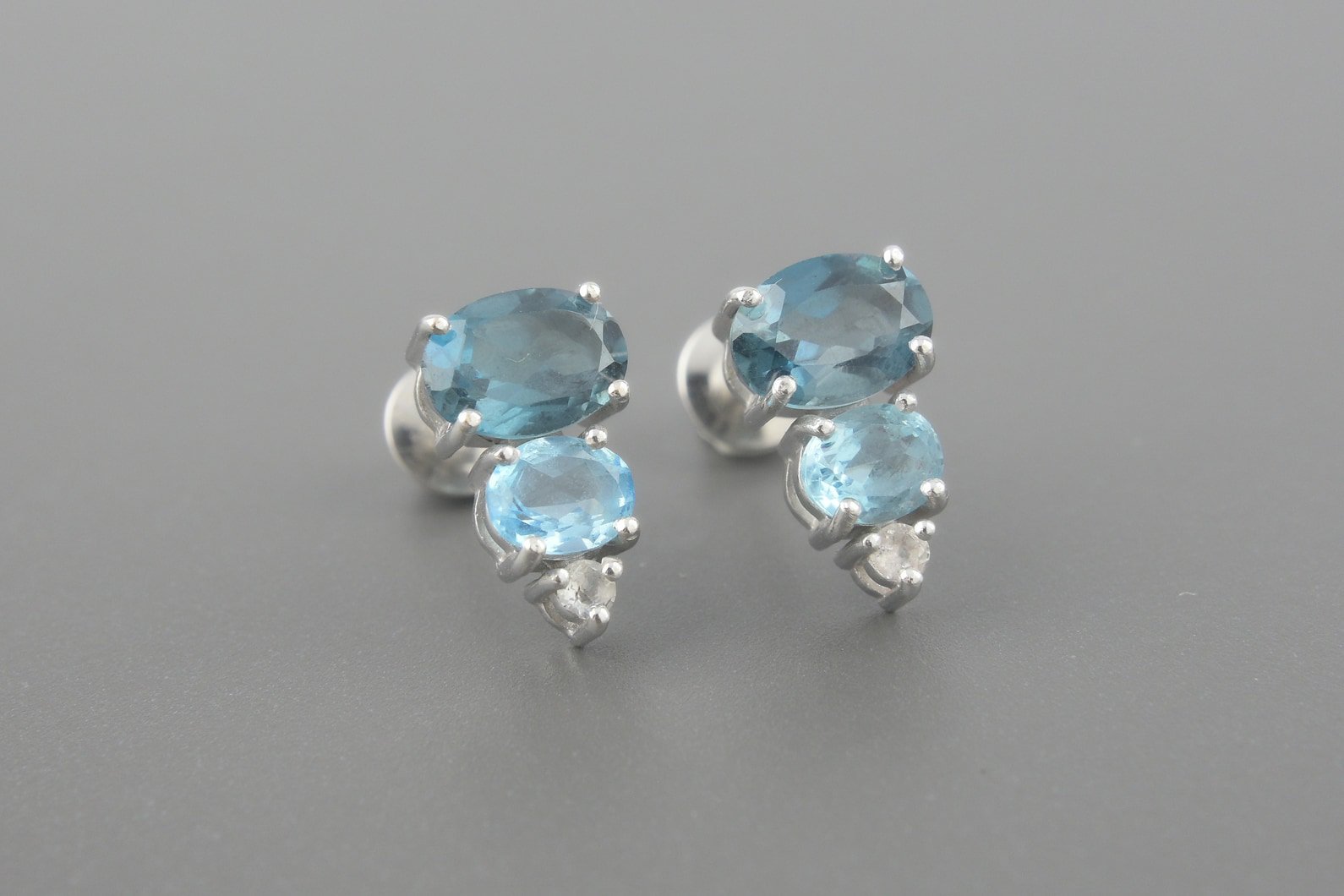 Brincos em Ouro Branco 18k com Topázios London, Sky e Incolor