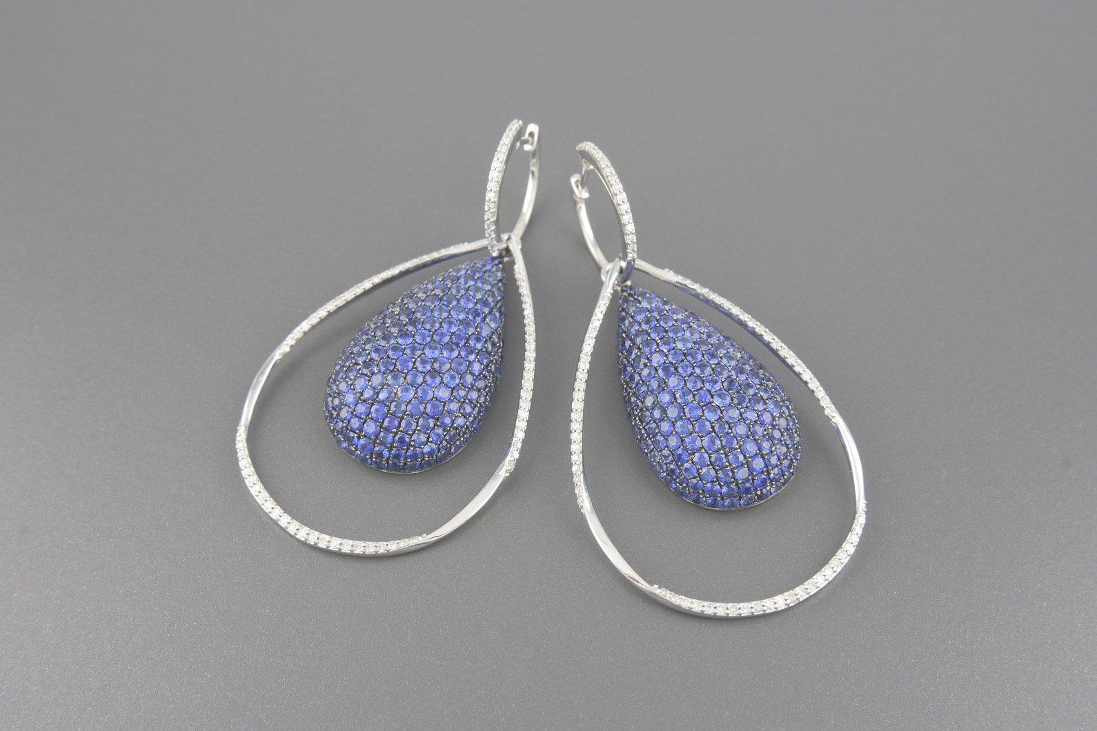 Brincos em Ouro Branco 18k com Aprox. 8.70ct de Safiras e Aprox. 1.64ct de Brilhantes