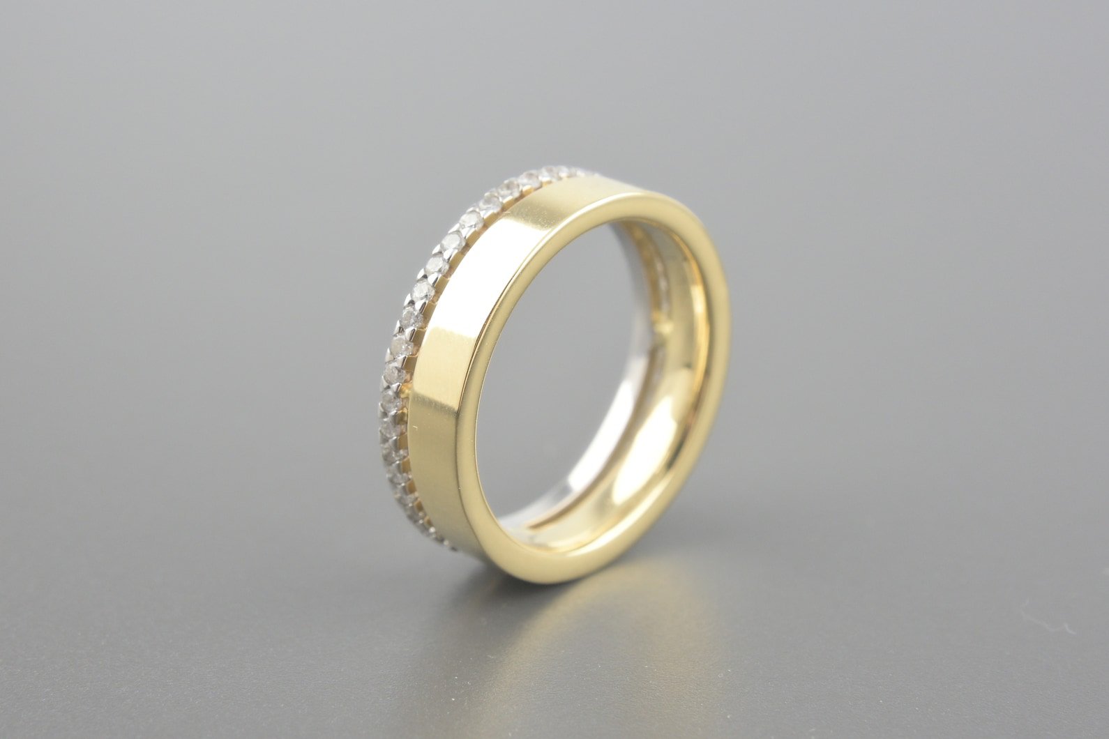 Aliança Essence em Ouro Amarelo e Branco 18k com Aprox. 25pts de Brilhantes