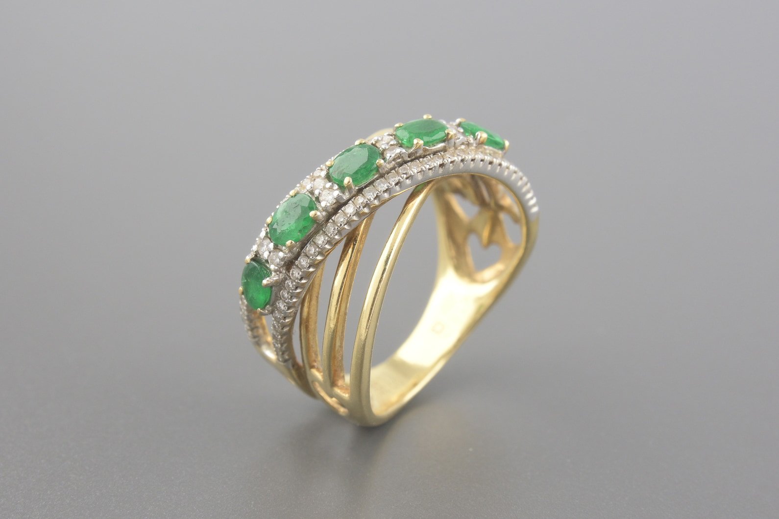 Anel em Ouro Amarelo 18k com Aprox. 0.65ct de Esmeraldas e Aprox. 0.30ct de Brilhantes
