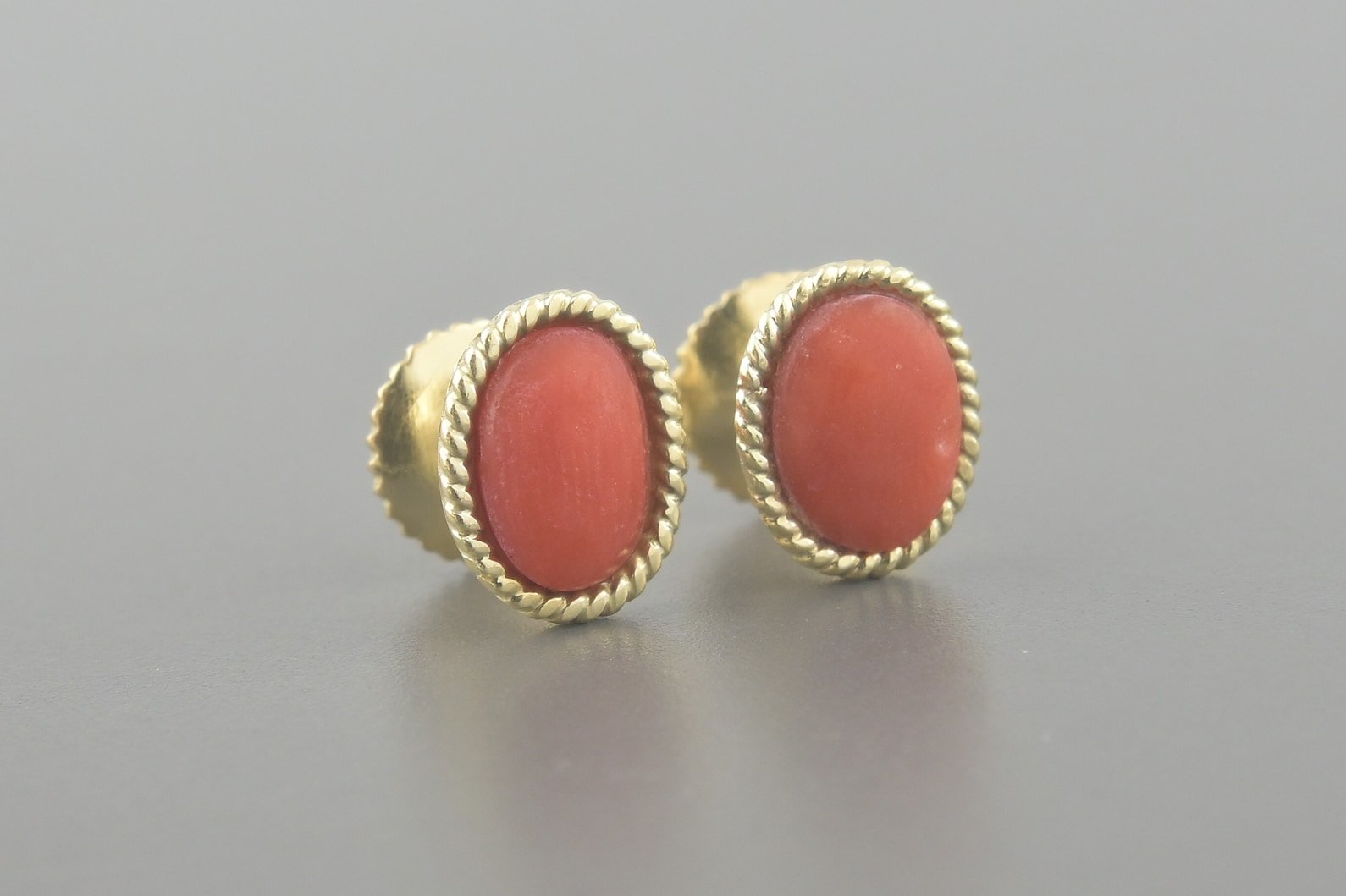Brincos em Ouro 18k com Corais de 7x5mm