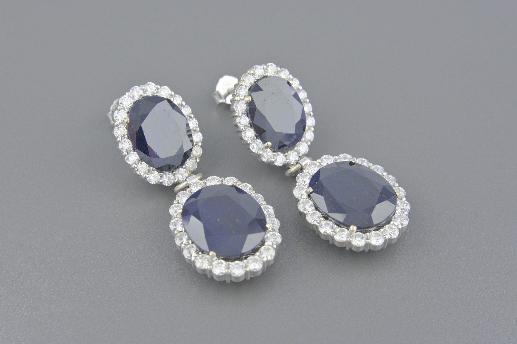 Brincos em Ouro Branco 18k com Safiras de 14x11 e 15x13 mm e Aprox. 4.6cts de Brilhantes