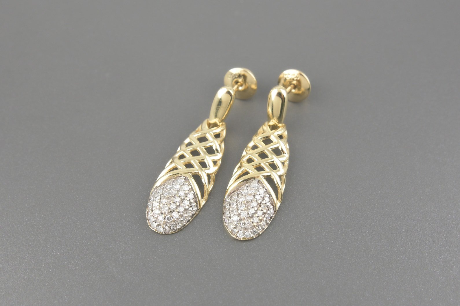 Brincos em Ouro Amarelo 18k com Aprox. 34pts de Brilhantes