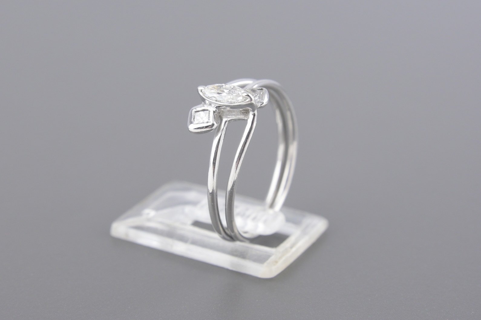 Anel em Ouro Branco com Diamante Navete de Aprox. 14pts e Aprox. 6pts de Diamantes Princess