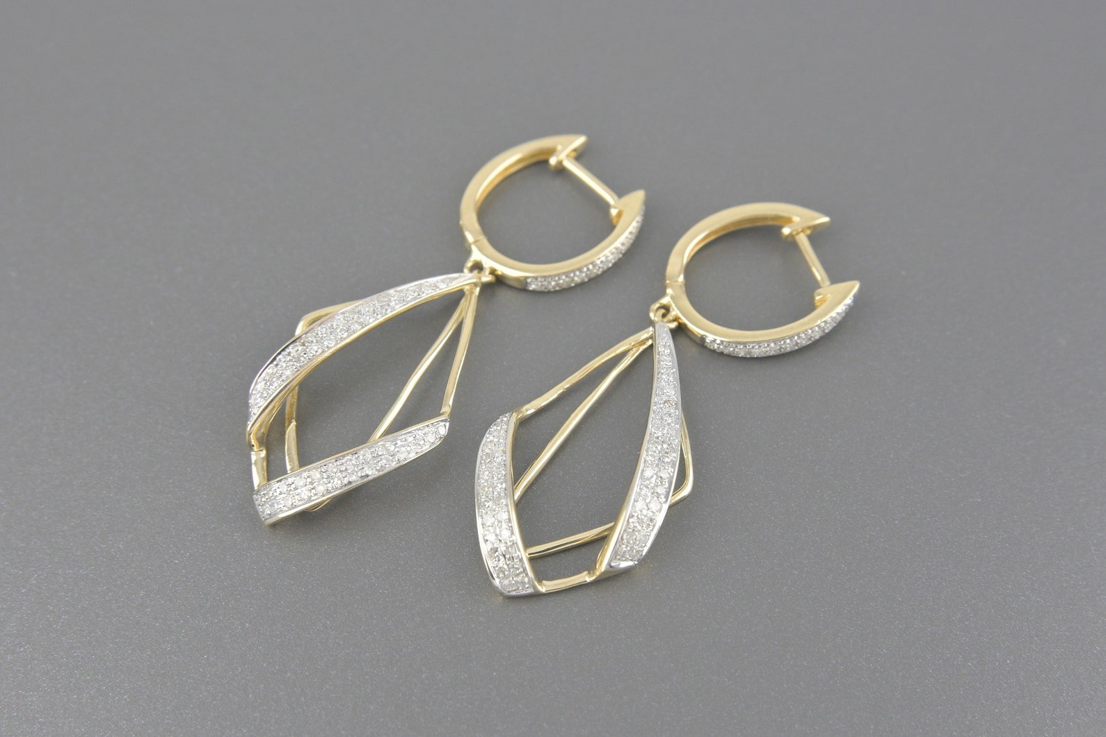 Brincos em Ouro Amarelo 14k com Aprox. 57pts de Brilhantes