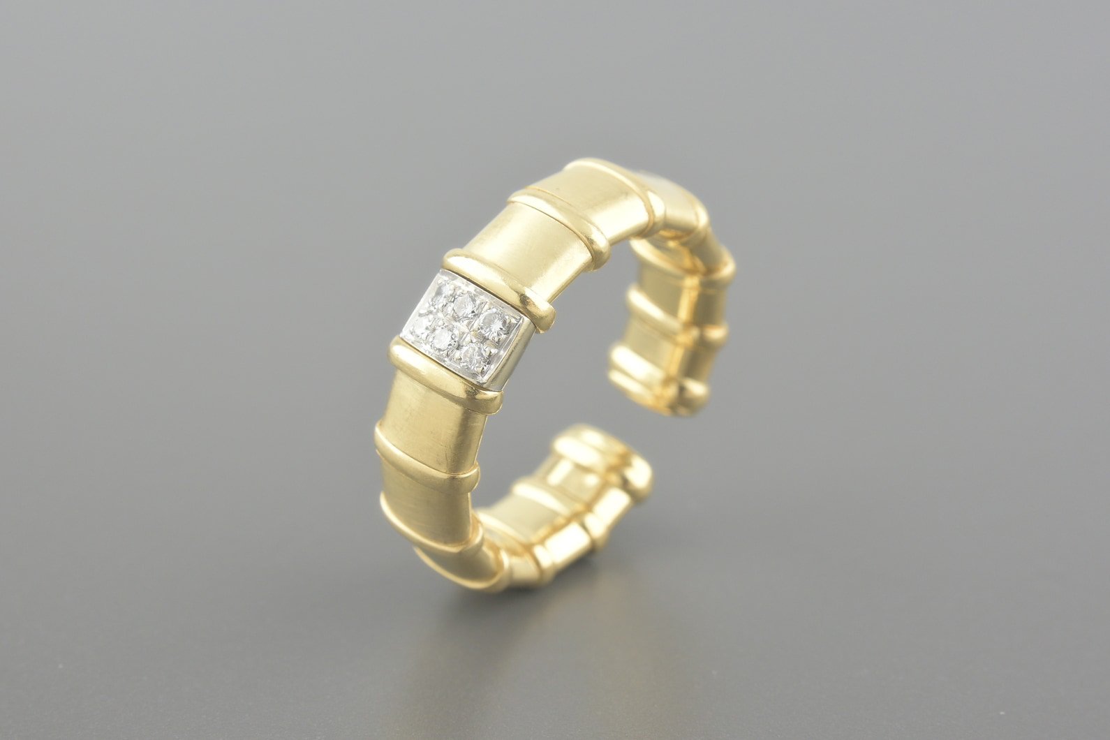 Anel em Ouro Amarelo 18k com Aprox. 6pts de Brilhantes