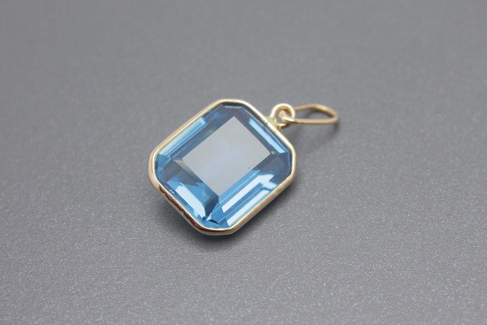 Pingente em Ouro Rose 18k com Zirconia Azul de 12x10mm