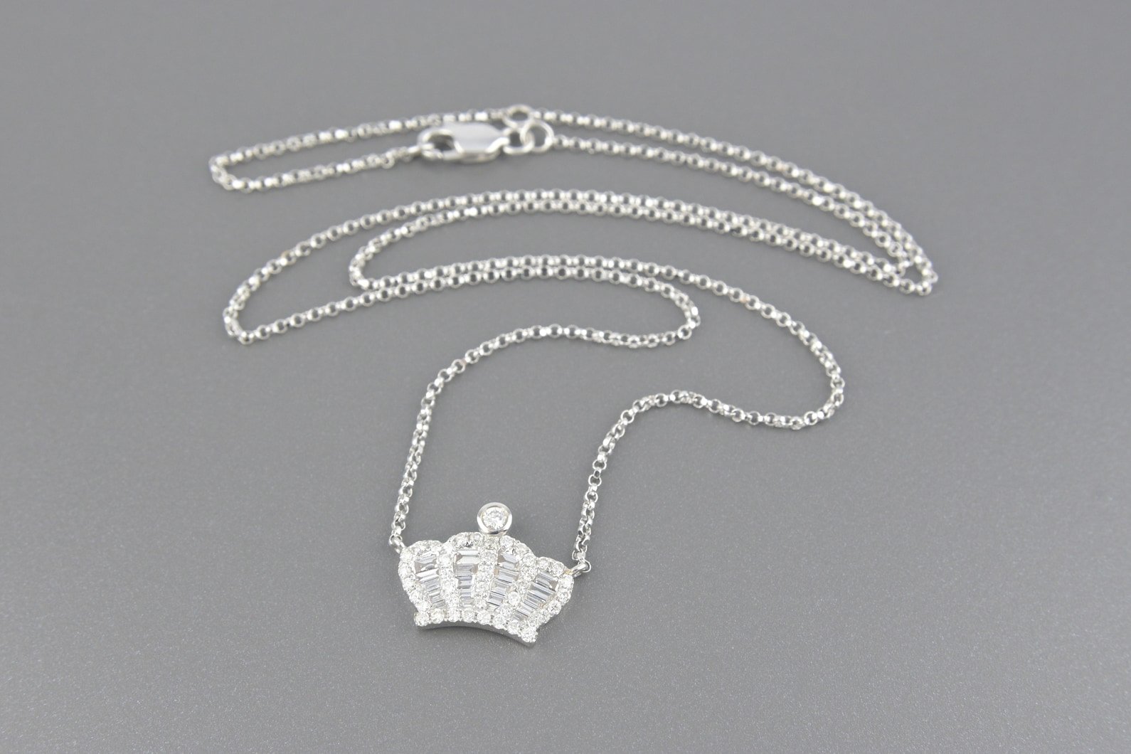 Colar Coroa em Ouro Branco 18k com Aprox. 47pts de Diamantes